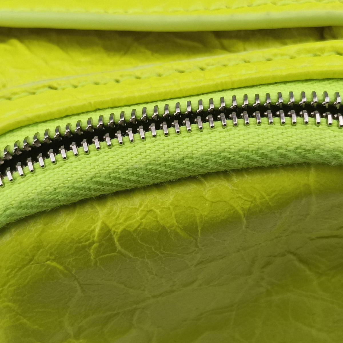 Superbusy XS Sling Bag GreenYellow leather 568008 762516.7206.O.568008スーパービジー XS スリング バッグ グリーンイエロー レザー 568008 762516.7206.O.568008