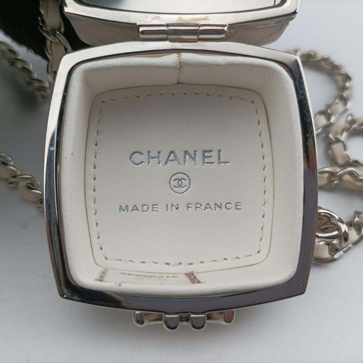 Vintage Chanel Make up box White Leather AP2425 shoulderbag | stylenewstar