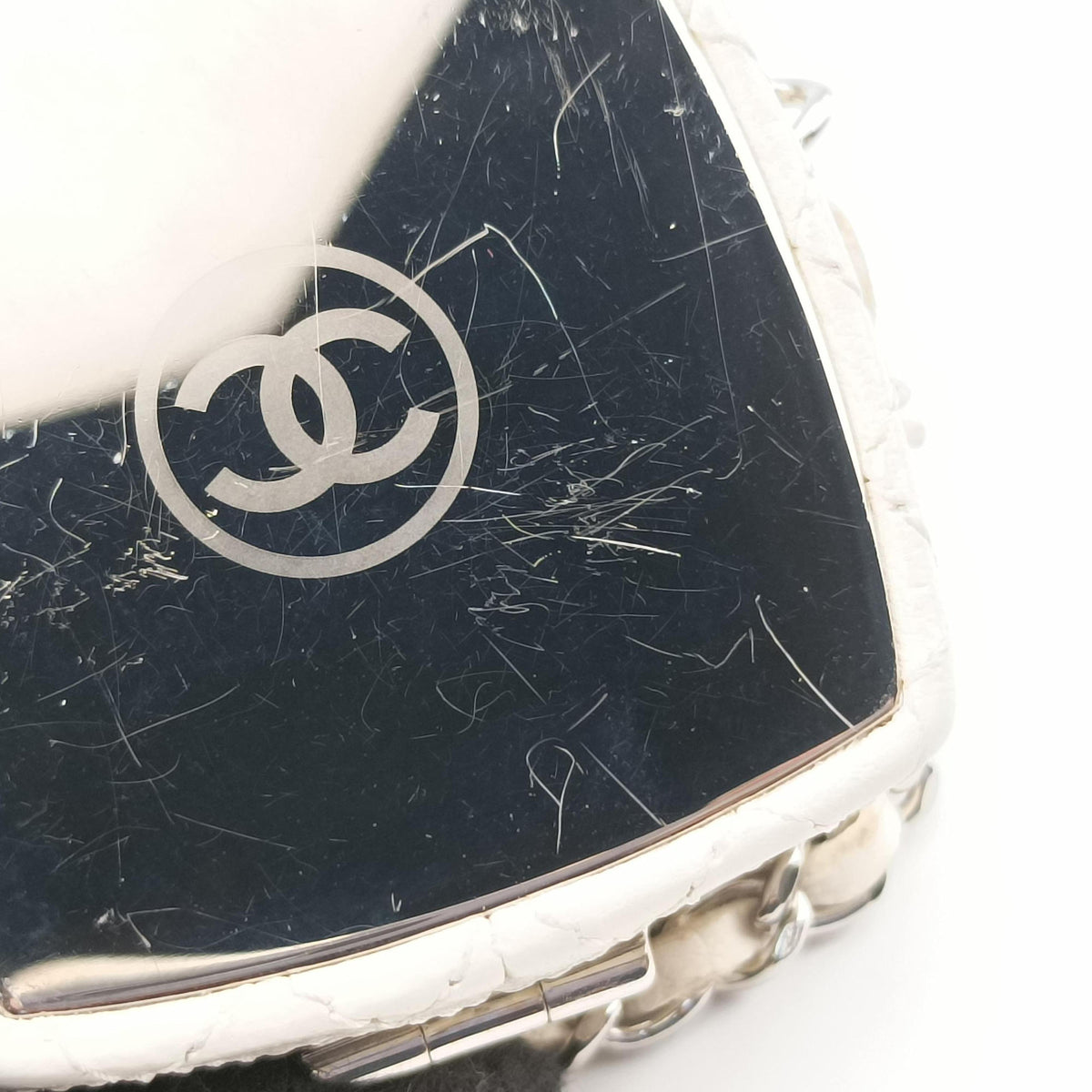 Vintage Chanel Make up box White Leather AP2425 shoulderbag | stylenewstar