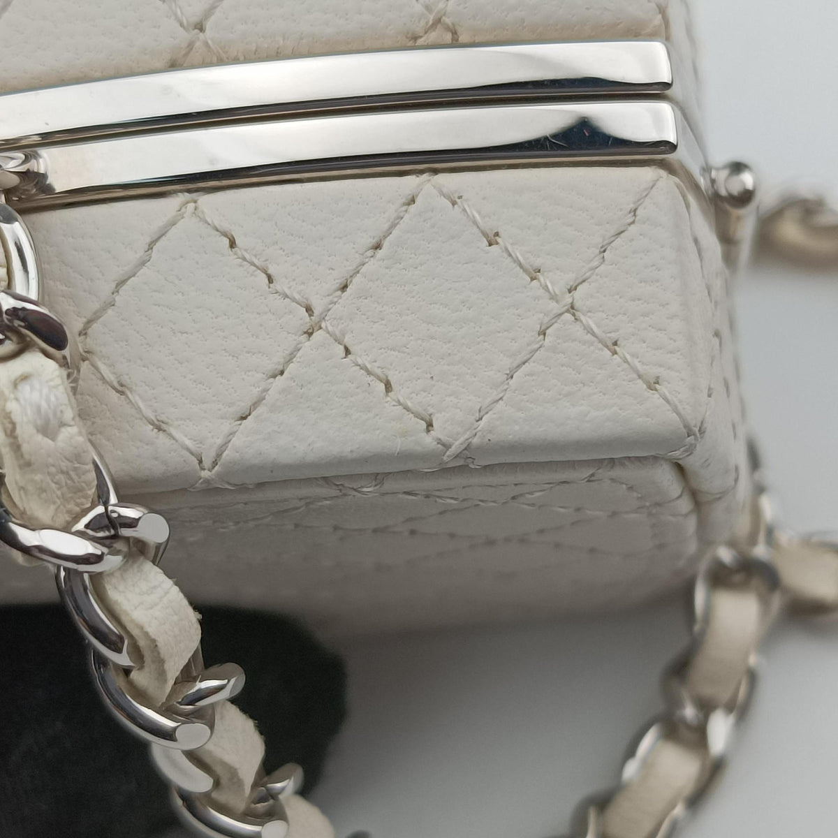 Vintage Chanel Make up box White Leather AP2425 shoulderbag | stylenewstar