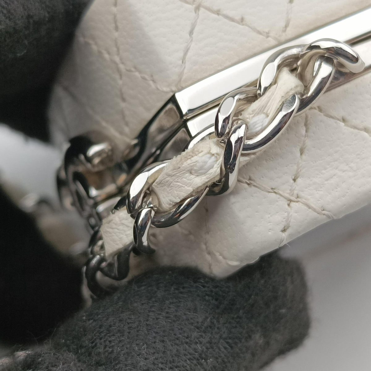 Vintage Chanel Make up box White Leather AP2425 shoulderbag | stylenewstar