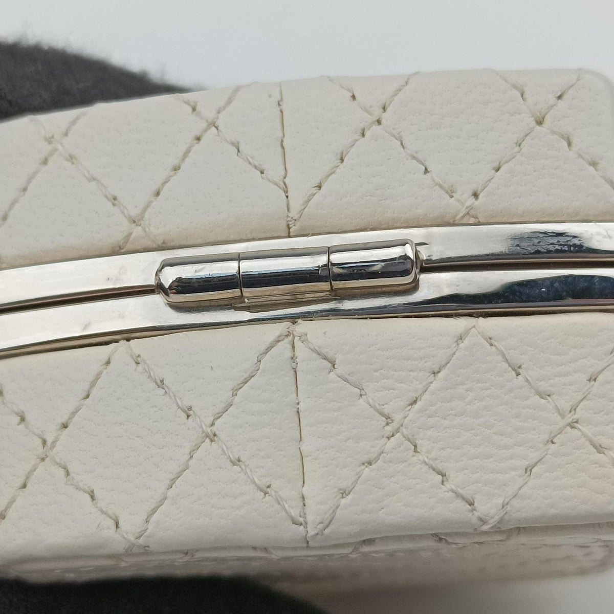 Vintage Chanel Make up box White Leather AP2425 shoulderbag | stylenewstar
