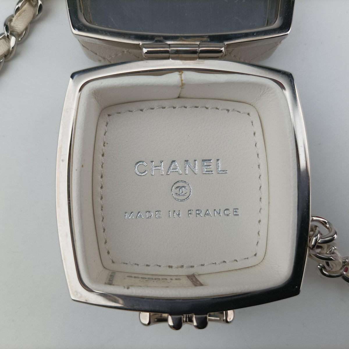 Vintage Chanel Make up box White Leather AP2425 shoulderbag | stylenewstar