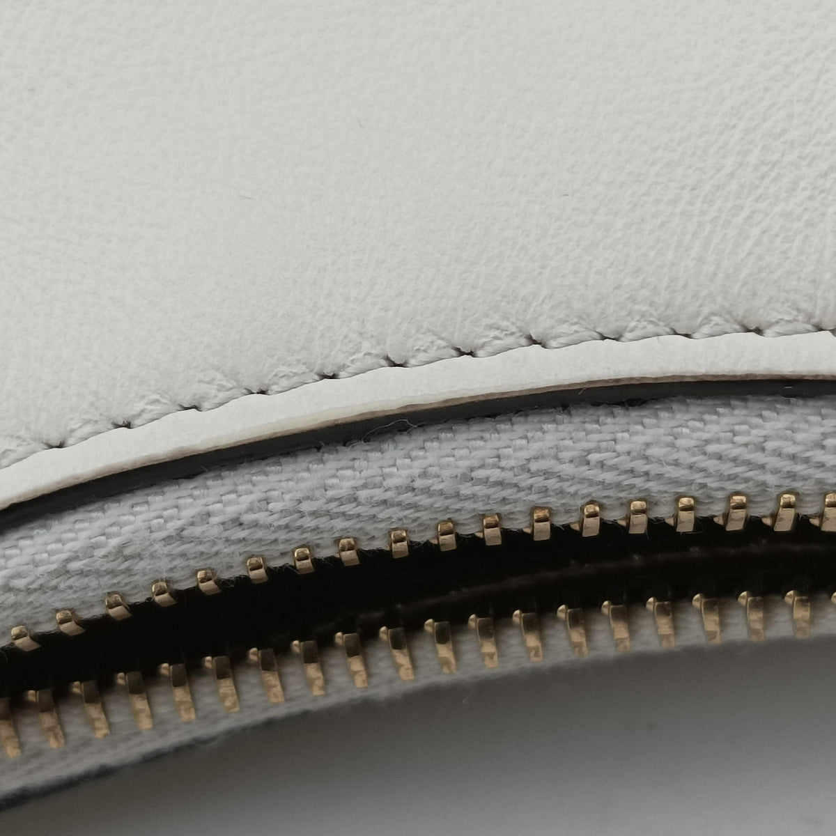 Secondhand Fendi Nano Fendigraphy White Leather 7AS089 clutchbag | stylenewstar