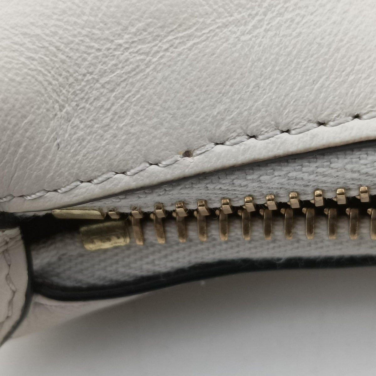 Secondhand Fendi Nano Fendigraphy White Leather 7AS089 clutchbag | stylenewstar