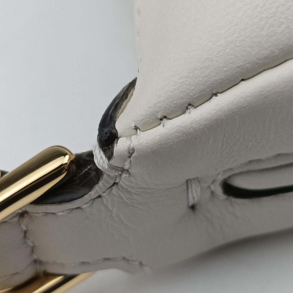 Secondhand Fendi Nano Fendigraphy White Leather 7AS089 clutchbag | stylenewstar
