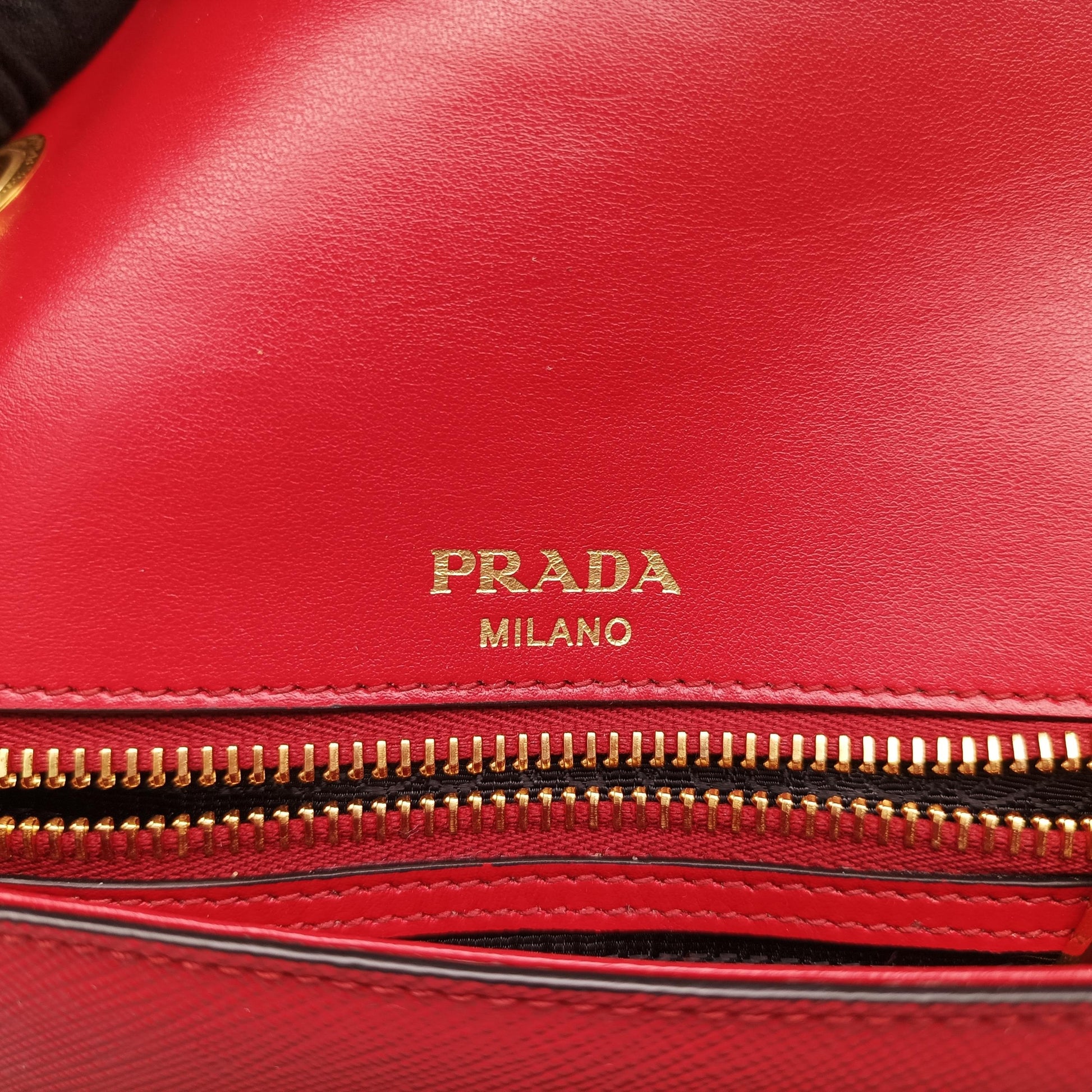 プラダ Prada ショルダーバッグ レディース セリーズ　パティーナ レッド レザー サフィアーノレザー 1BD193 158