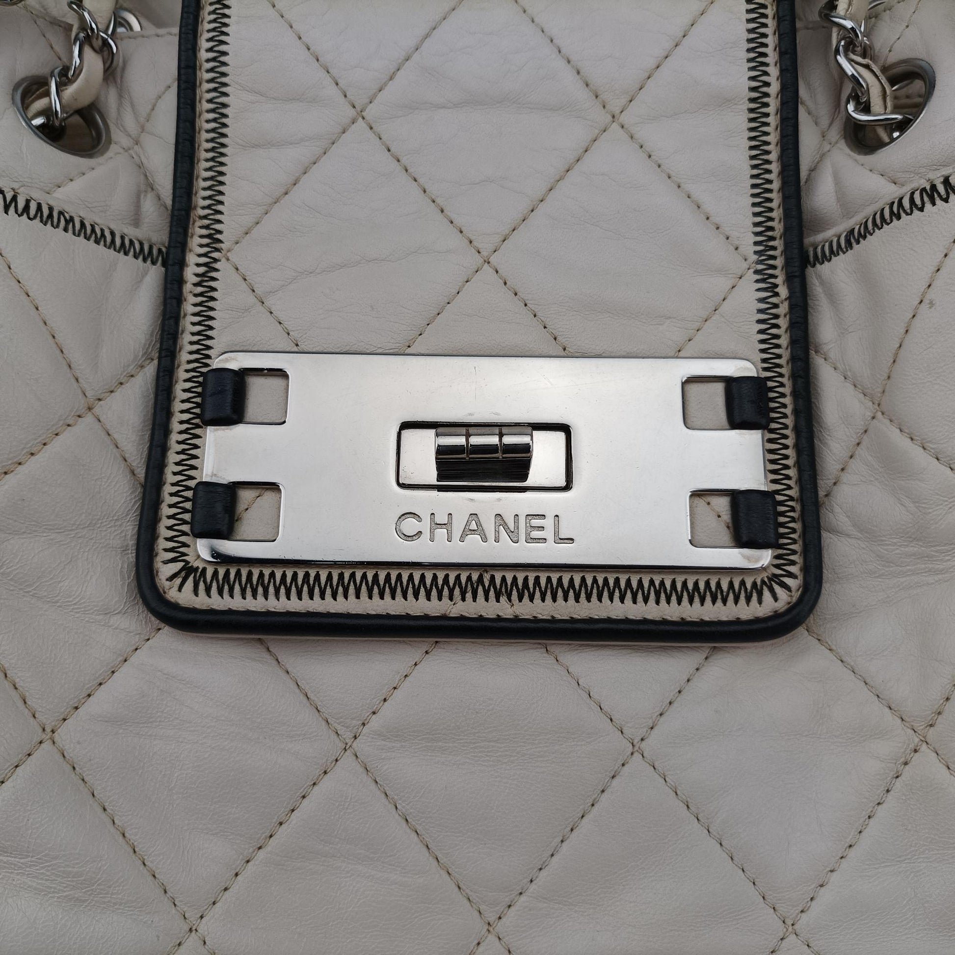 シャネル Chanel ショルダーバッグ レディース East West　2.55 ホワイト ラムスキン A37696 12141162