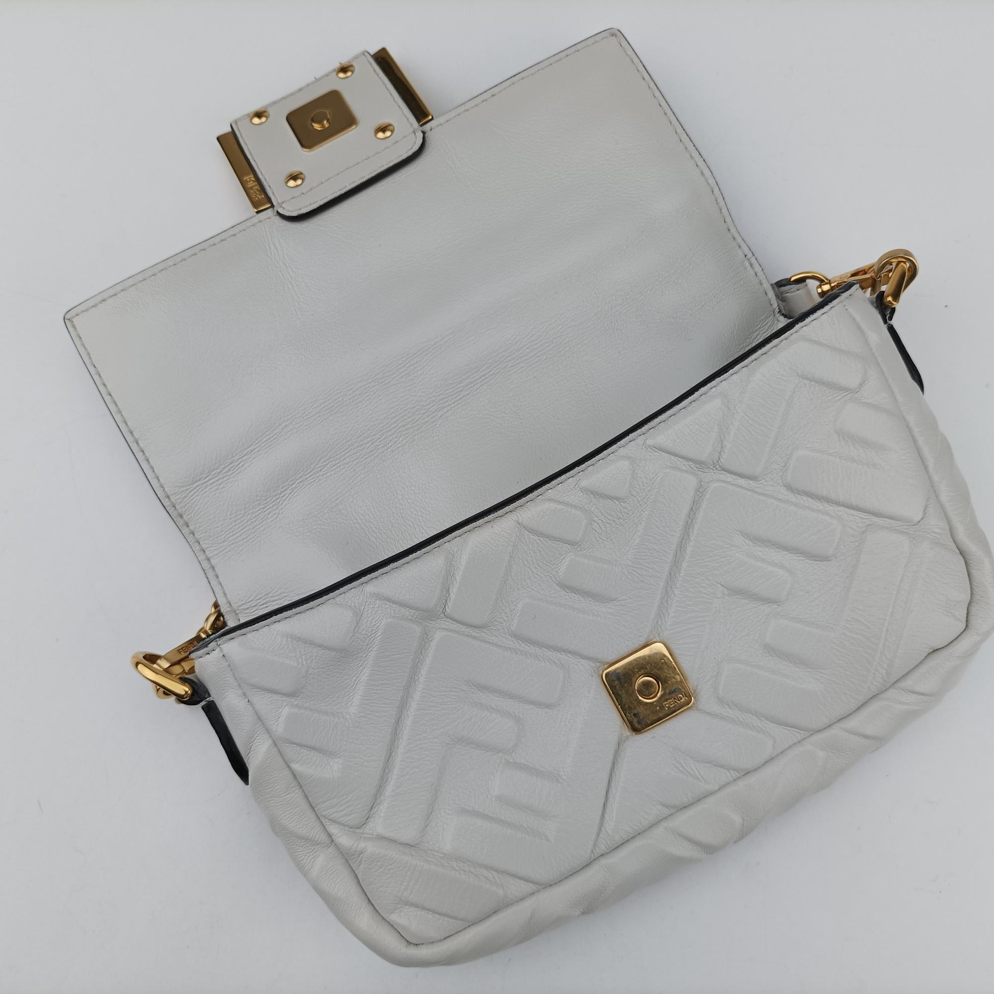 フェンディ Fendi ショルダーバッグ レディース バゲット ホワイト レザー 8BS017-A72V-219-824