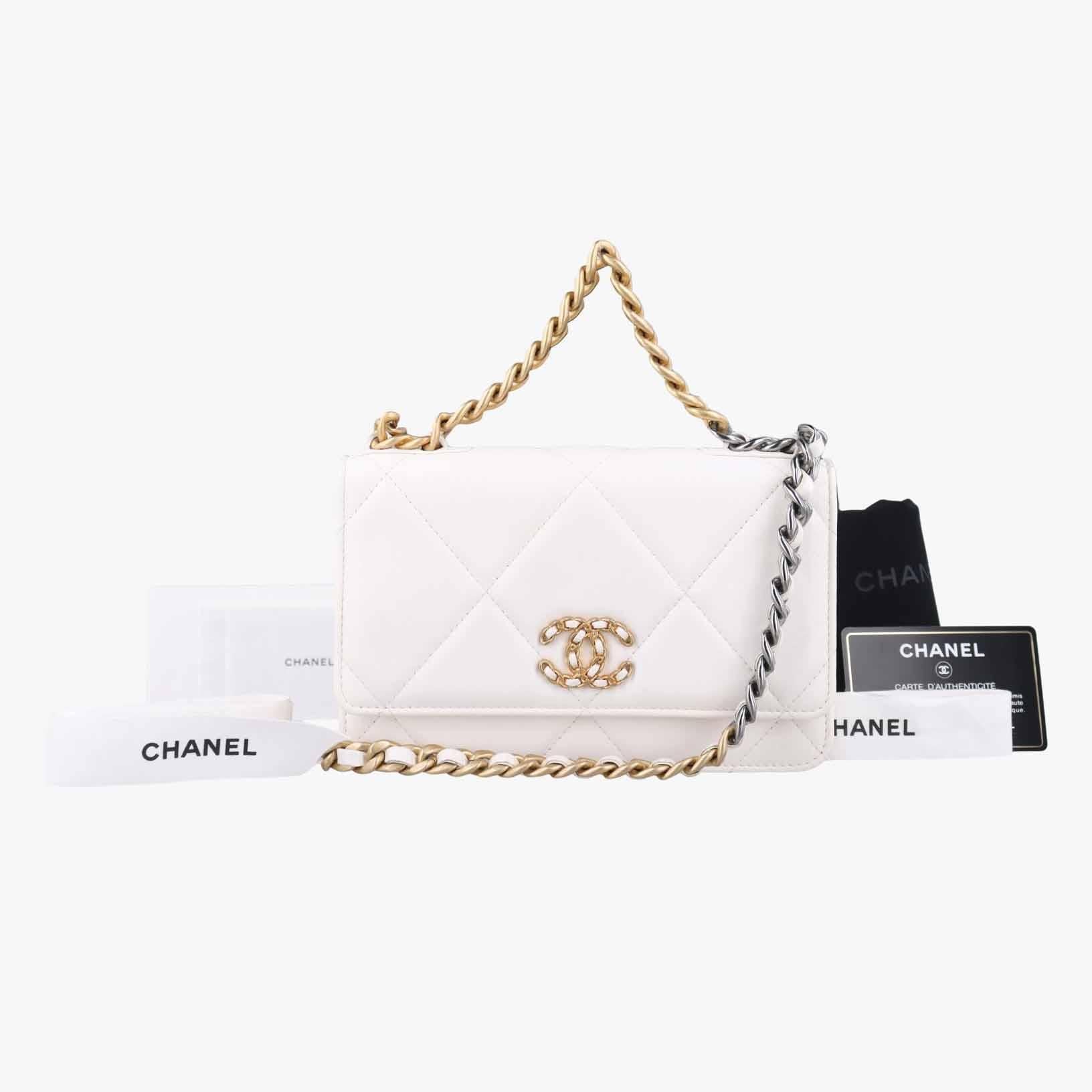 シャネル Chanel ショルダーバッグ レディース シャネル19 ココマーク マトラッセ ホワイト ラムスキン AP0957 30766123