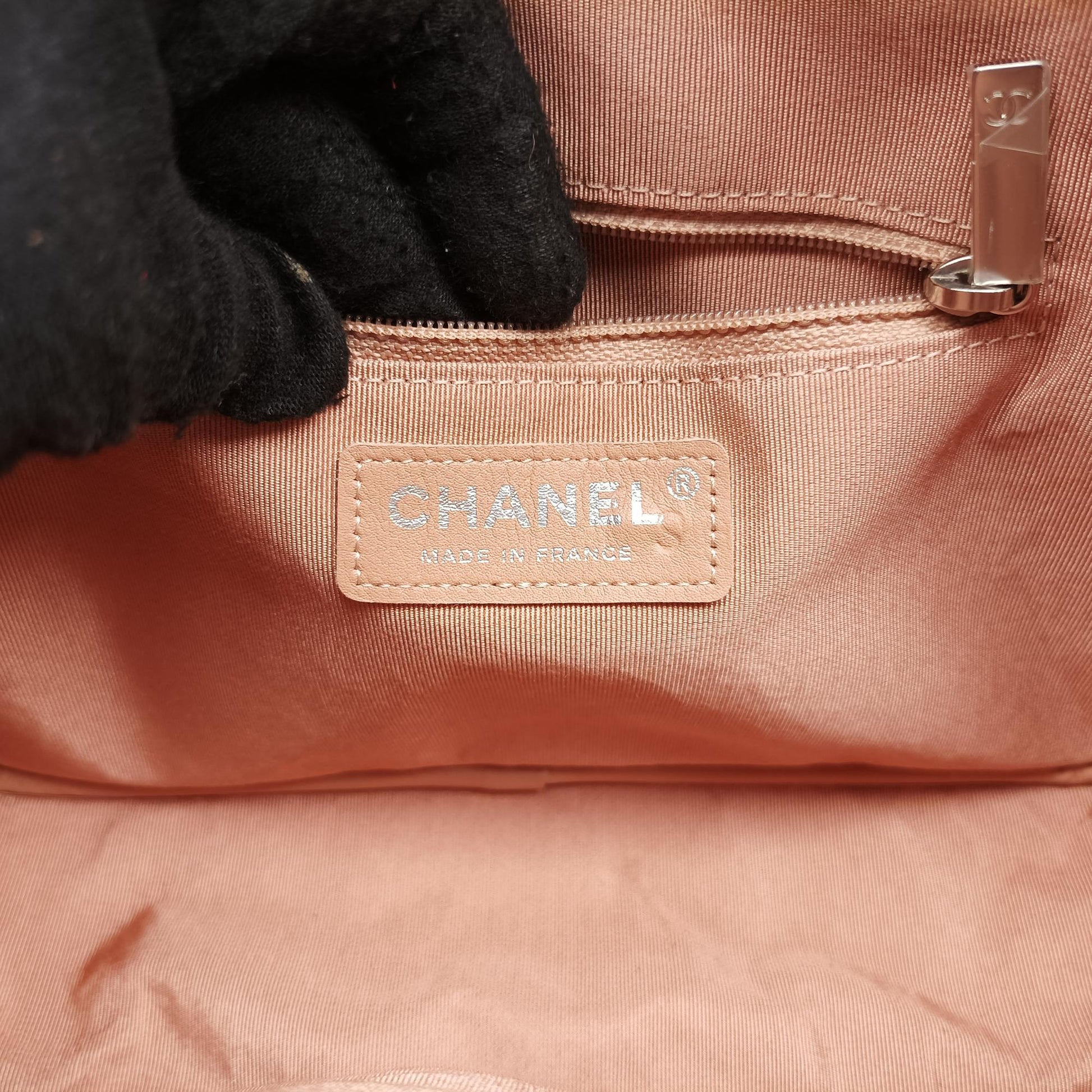 シャネル Chanel ショルダーバッグ レディース Vステッチ ディアゴナル シェブロン タッセル カメラ ピンク レザー A91777 25854688