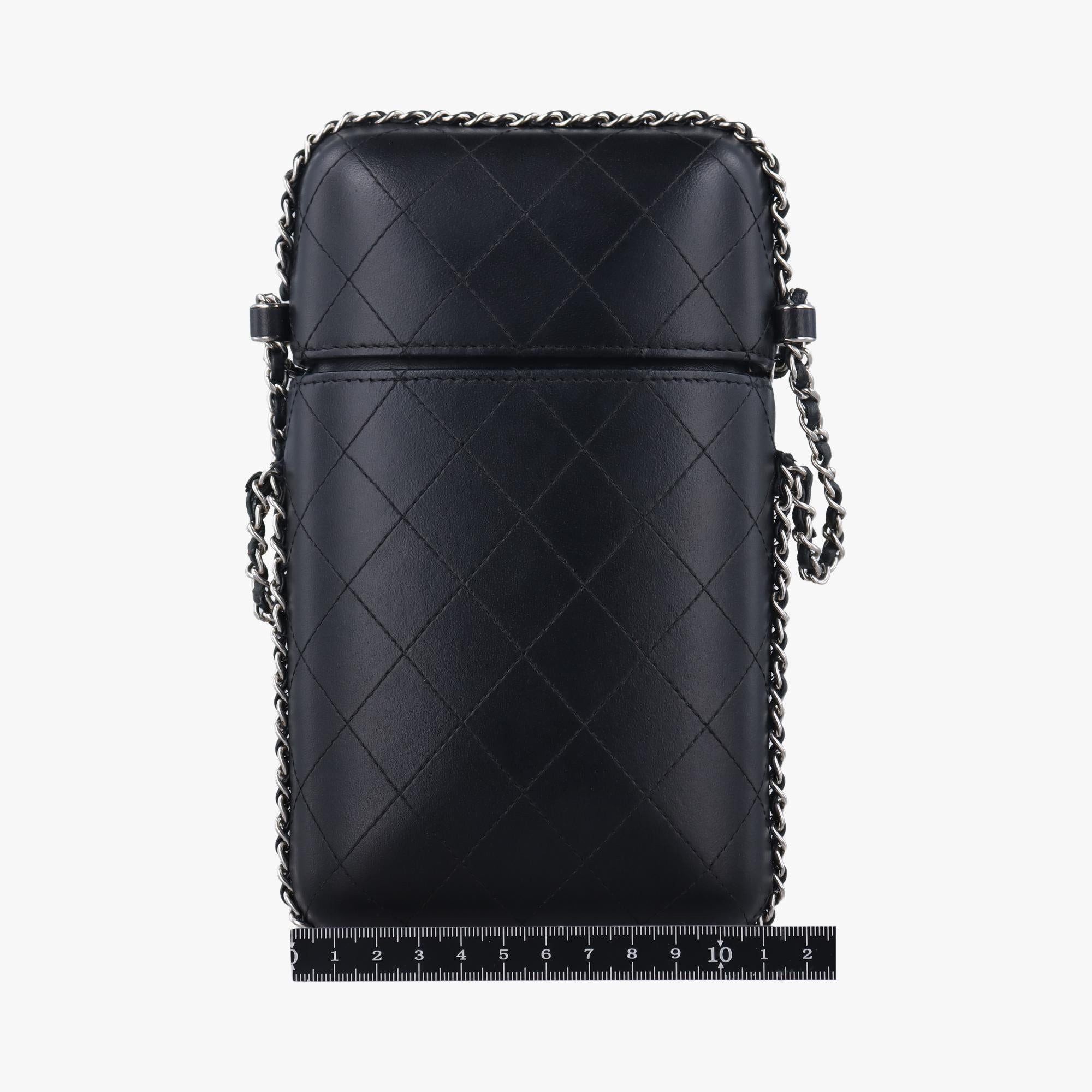 シャネルChanelシャネル CC フォン ホルダー ブラック ラムスキン