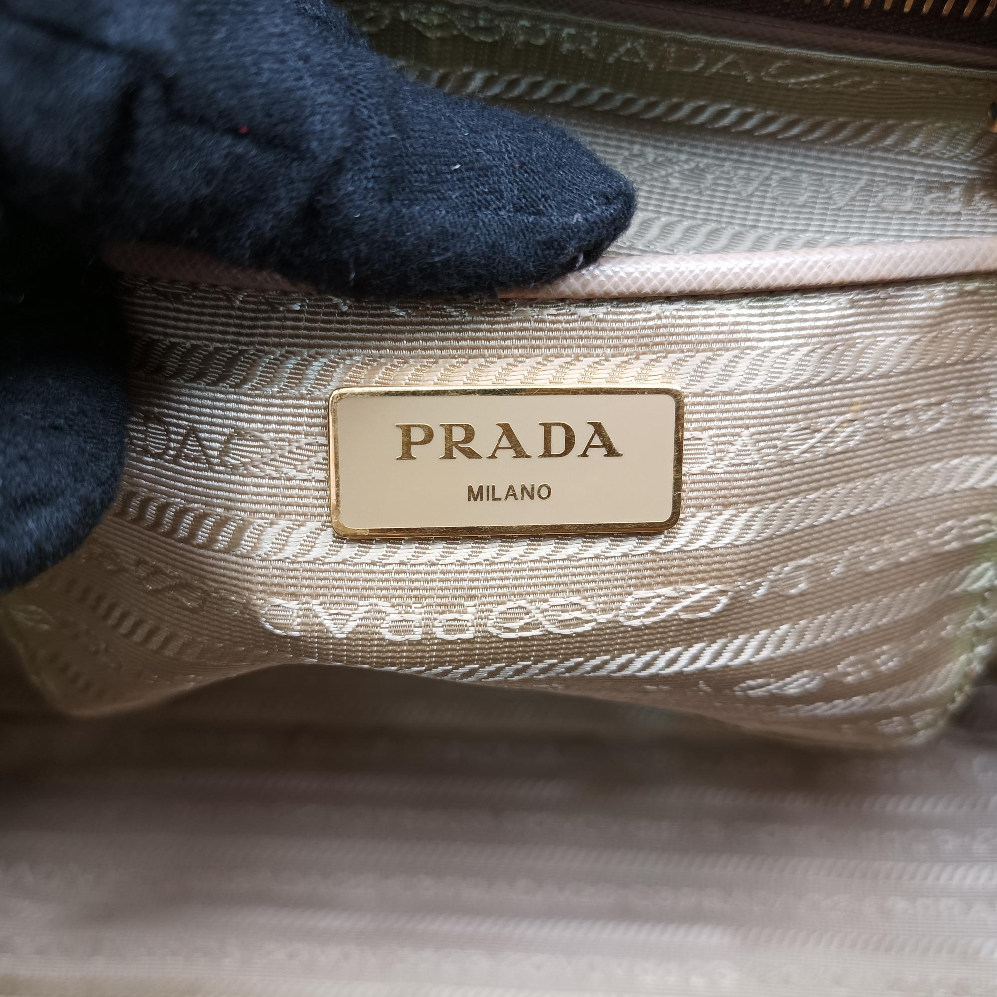 プラダ Prada ショルダーバッグ レディース トライアングルロゴ バイカラー ベージュ サフィアーノレザー BN2438 7/A 165