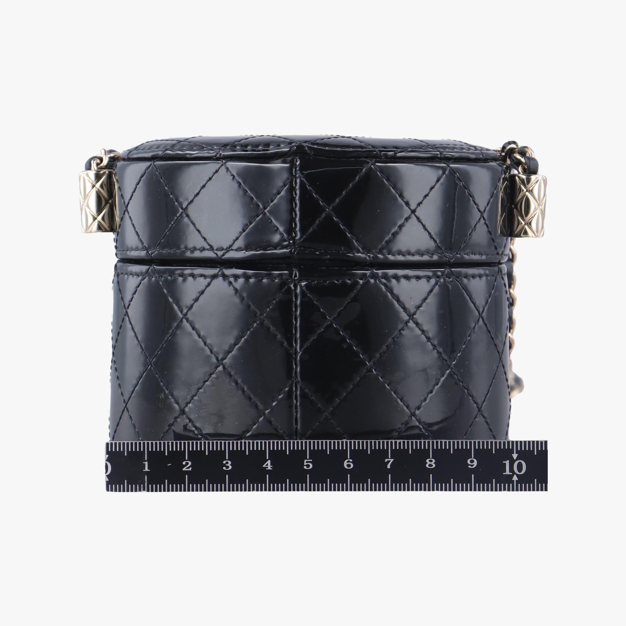 シャネル Chanel ショルダーバッグ レディース ブラック AP1573 29722180