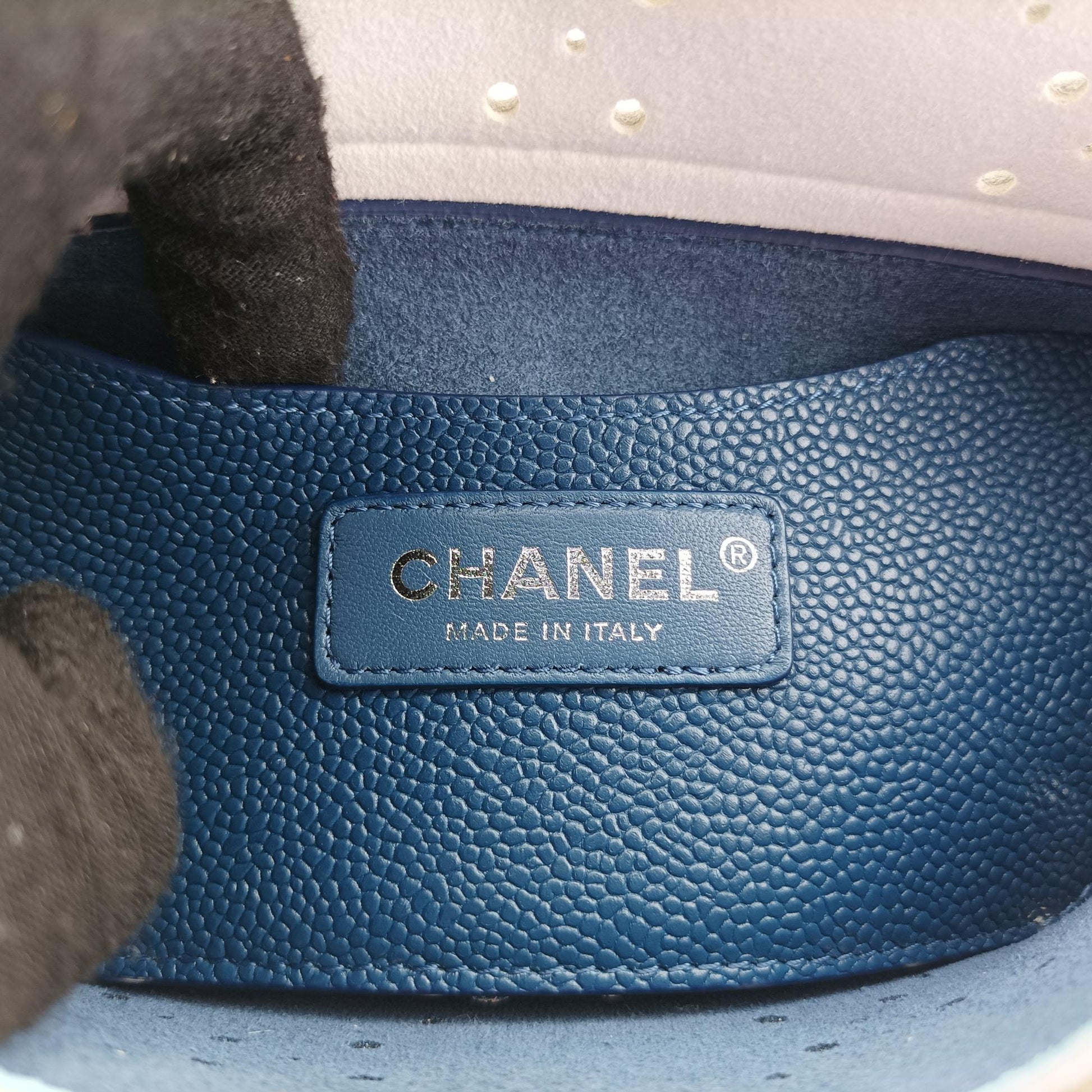 シャネル Chanel ショルダーバッグ レディース CCロゴ パンチング ペルフォレート ホワイト キャビアスキン A93779 24080740