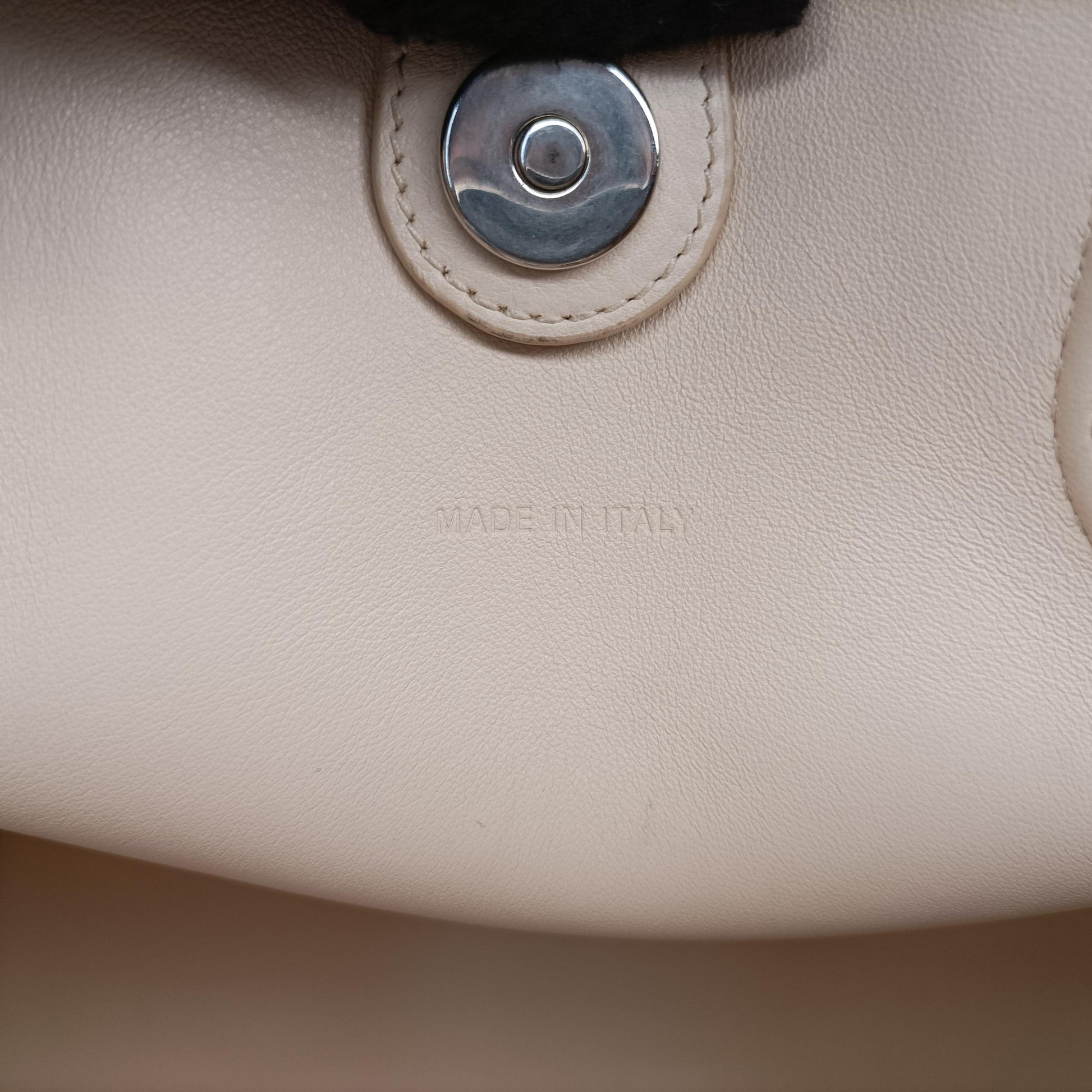 Large Dior Addict Shopping Tote White Leather 19-MA-0114ラージ ディオール アディクト ショッピング トート ホワイト レザー 19-MA-0114