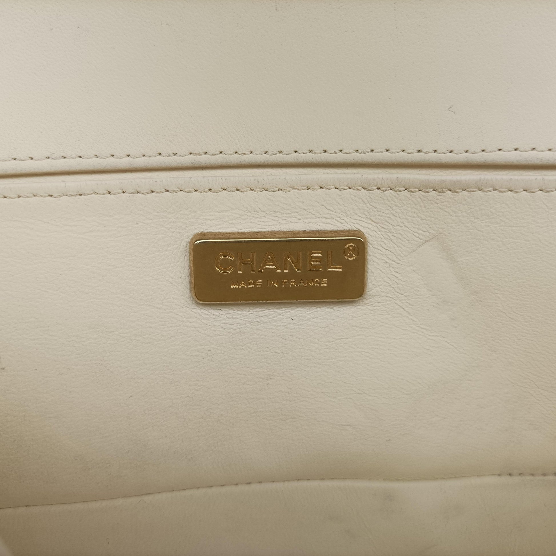 BOY CHANEL White Leather × Fur A67085 21959695ボーイシャネル ホワイト レザー × ファー Leather × Fur A67085 21959695