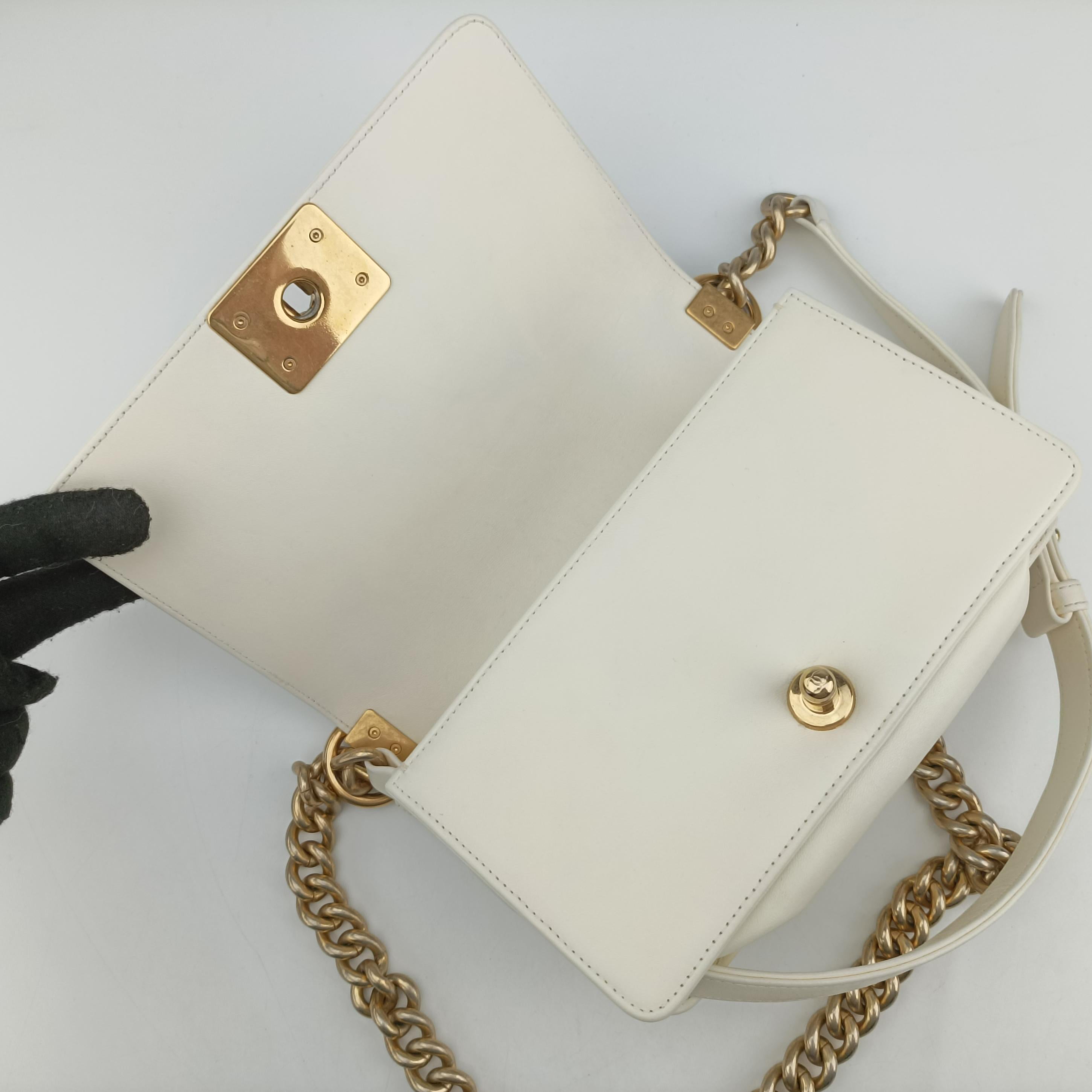 BOY CHANEL White Leather × Fur A67085 21959695ボーイシャネル ホワイト レザー × ファー Leather × Fur A67085 21959695