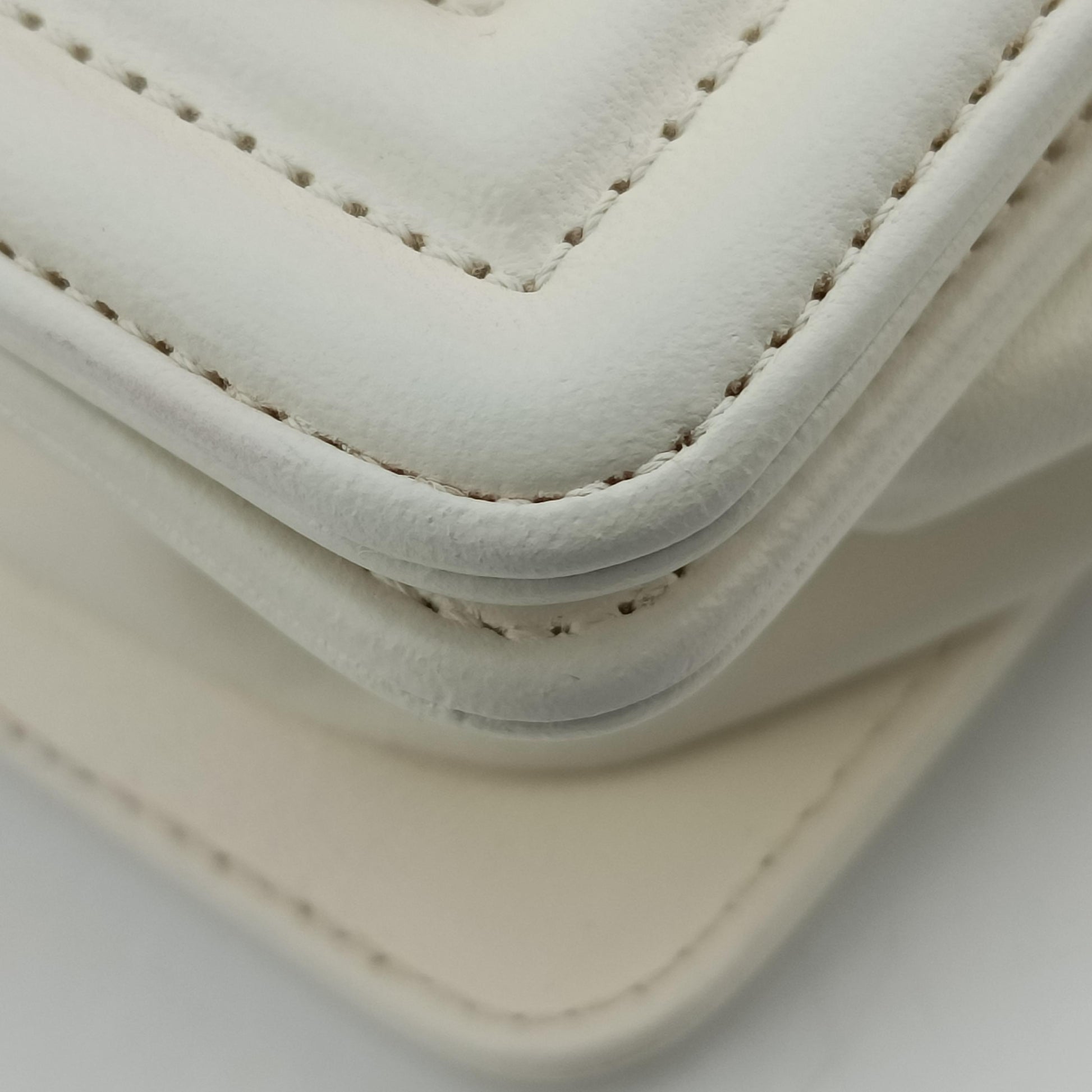 BOY CHANEL White Leather × Fur A67085 21959695ボーイシャネル ホワイト レザー × ファー Leather × Fur A67085 21959695