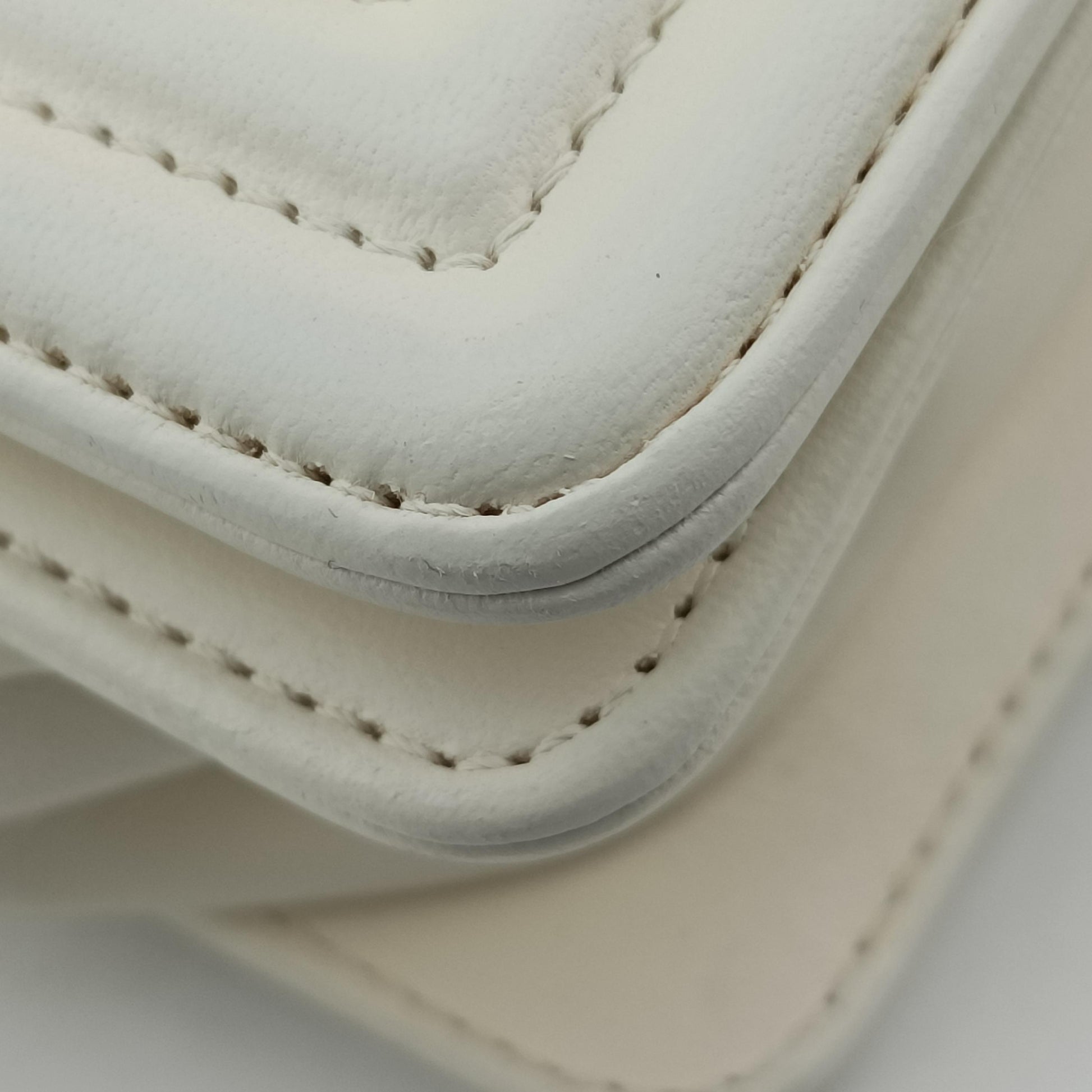 BOY CHANEL White Leather × Fur A67085 21959695ボーイシャネル ホワイト レザー × ファー Leather × Fur A67085 21959695