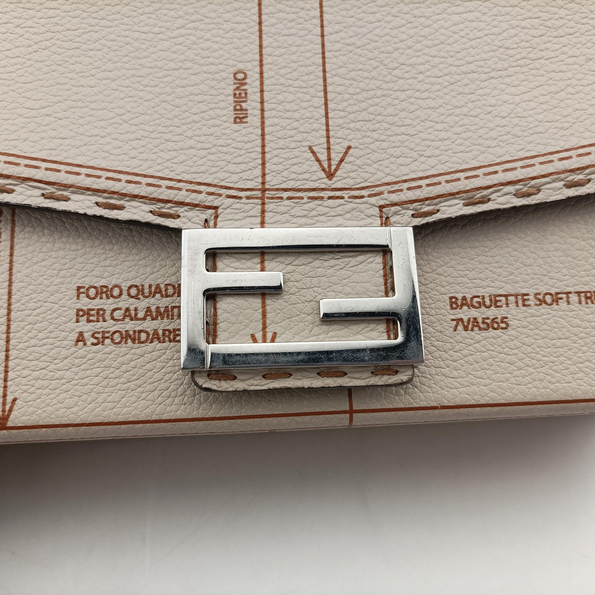 Soft Trunk Beige Leather 7VA565 7VA565-ARAV-248-10429ソフトトランク  ベージュ レザー 7VA565 7VA565-ARAV-248-10429