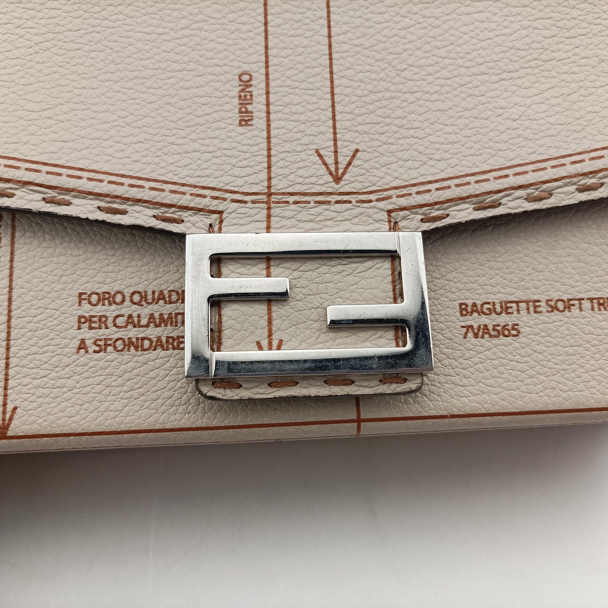 Soft Trunk Beige Leather 7VA565 7VA565-ARAV-248-10429ソフトトランク  ベージュ レザー 7VA565 7VA565-ARAV-248-10429