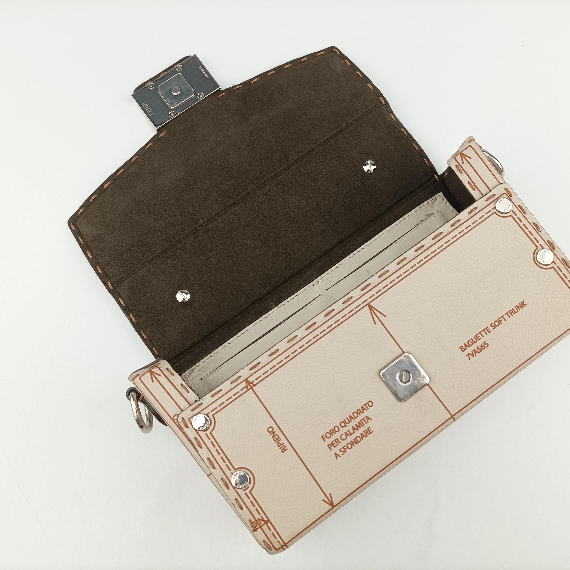 Soft Trunk Beige Leather 7VA565 7VA565-ARAV-248-10429ソフトトランク  ベージュ レザー 7VA565 7VA565-ARAV-248-10429