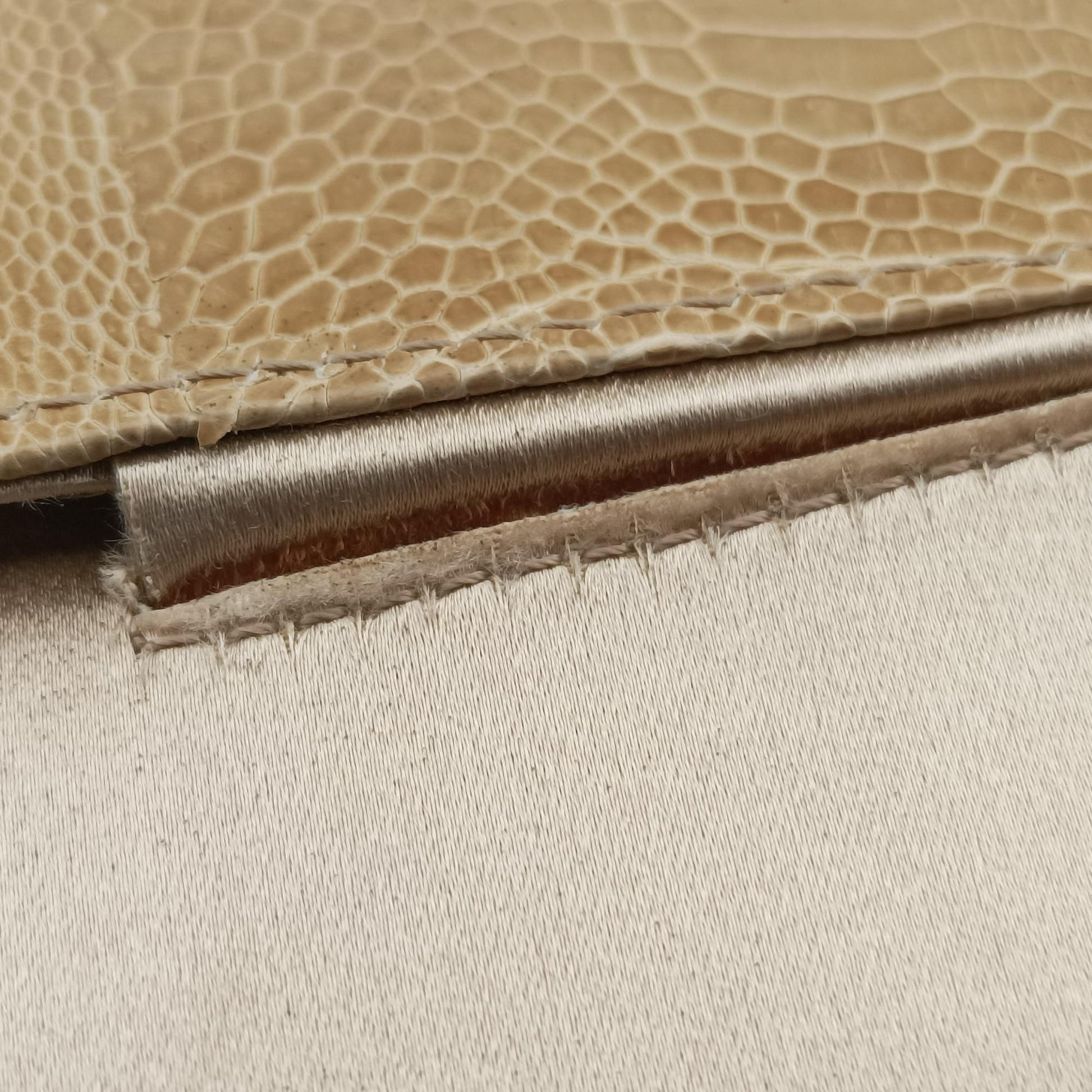 Square Flap Beige silk×leather 831507 83150790982スクエアフラップ ベージュ シルク×レザー 831507 83150790982