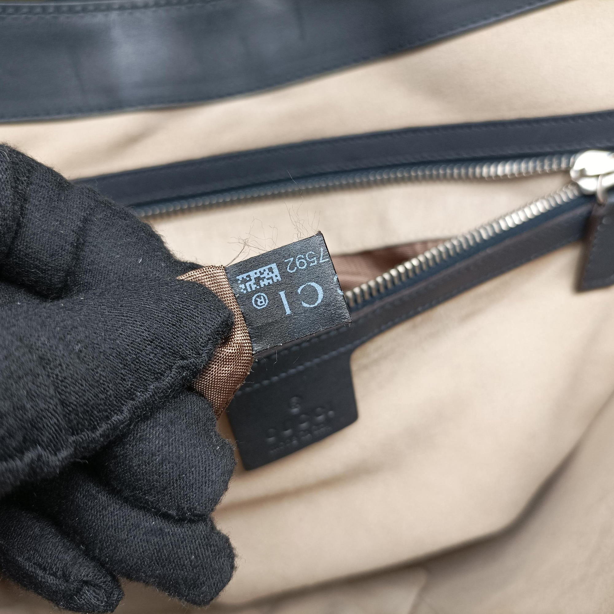 MessengerBlackLeatherH8517592メッセンジャーブラック レザーH8517592