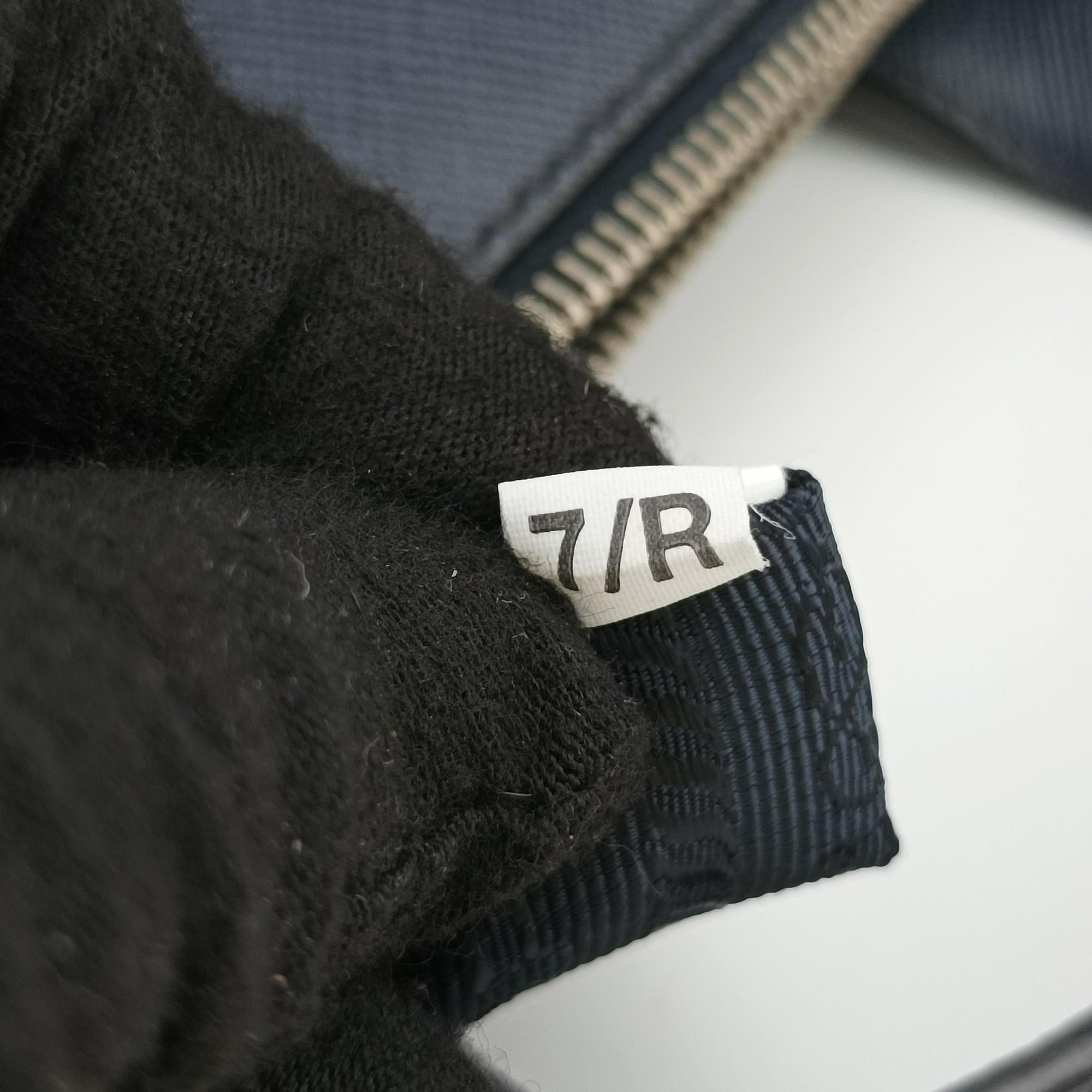 Triangle Logo Plate Navy Saffiano Leather 164 7/R三角 ロゴ プレート ブルーブラック サフィアーノレザー 164 7/R