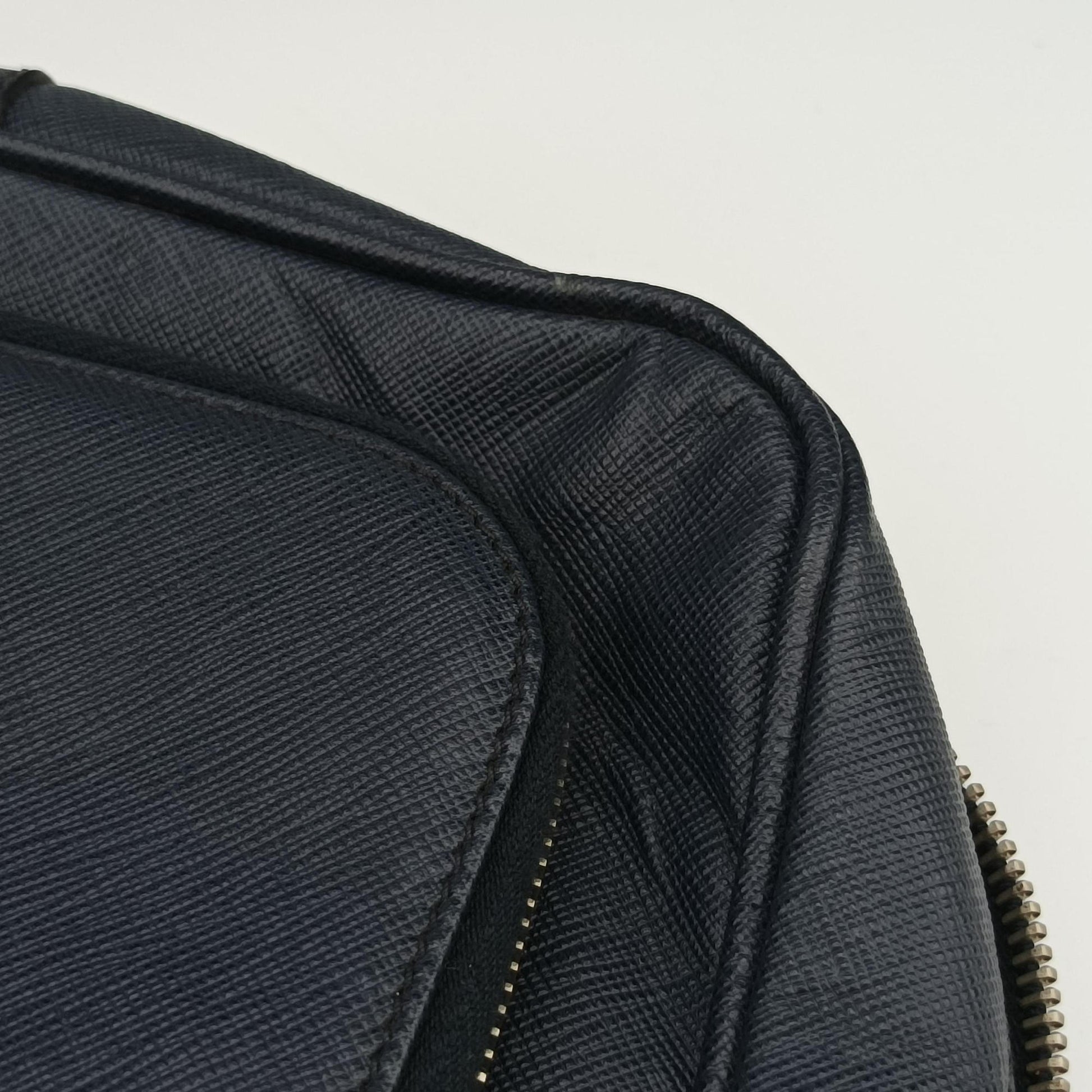 Triangle Logo Plate Navy Saffiano Leather 164 7/R三角 ロゴ プレート ブルーブラック サフィアーノレザー 164 7/R