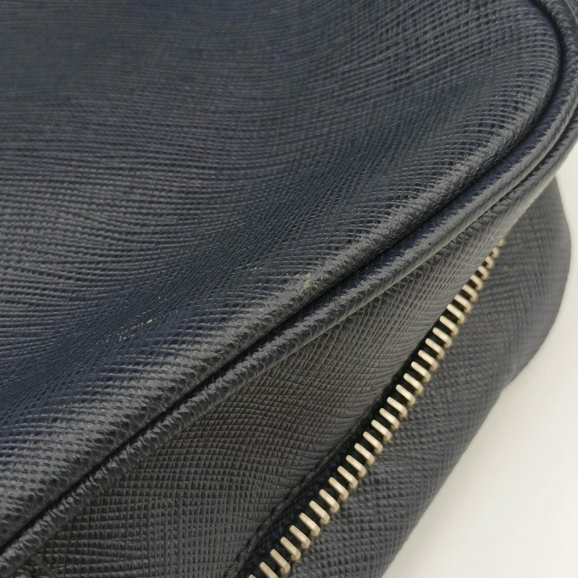 Triangle Logo Plate Navy Saffiano Leather 164 7/R三角 ロゴ プレート ブルーブラック サフィアーノレザー 164 7/R