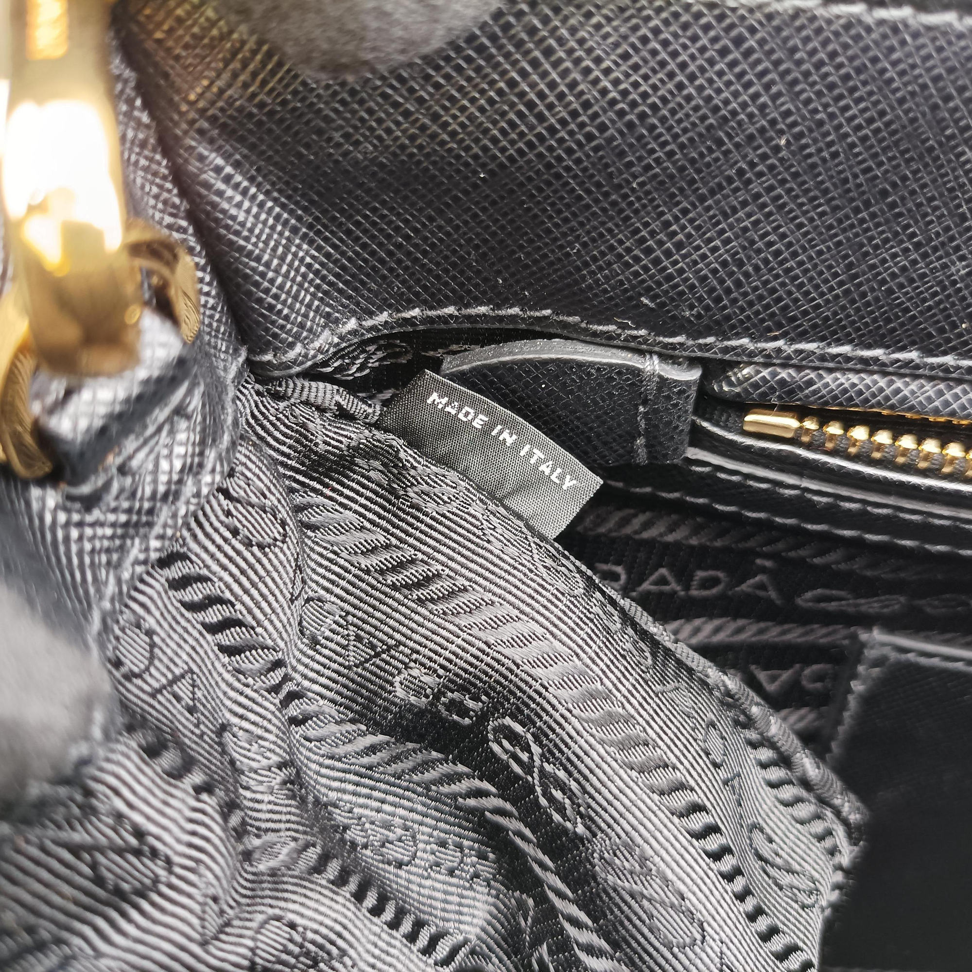Galleria Black SAFFIANO Leather 1BA274 25ガレリア ブラック サフィアーノレザー 1BA274 25