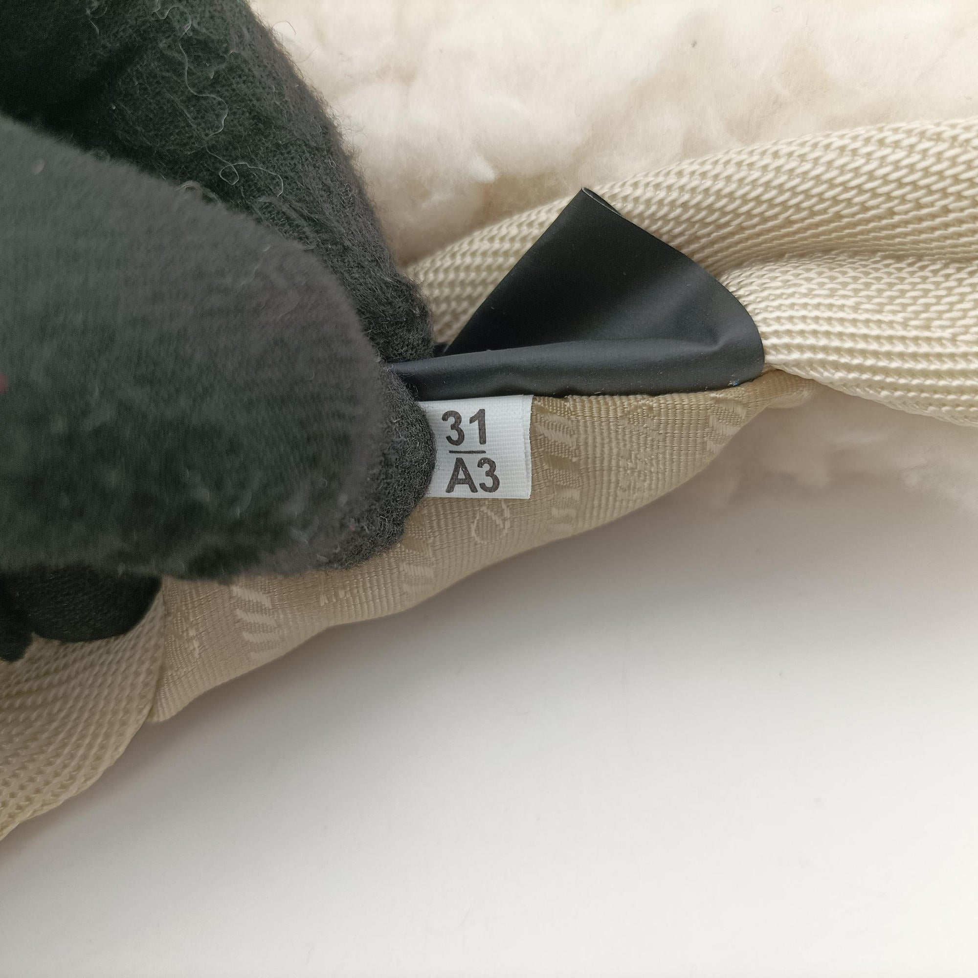 Re-Edition 2000 White Sheep Fur × Nylon Trims 1NE515 31/A3リエディション 2000 ホワイト シープファー × テスート 1NE515 31/A3