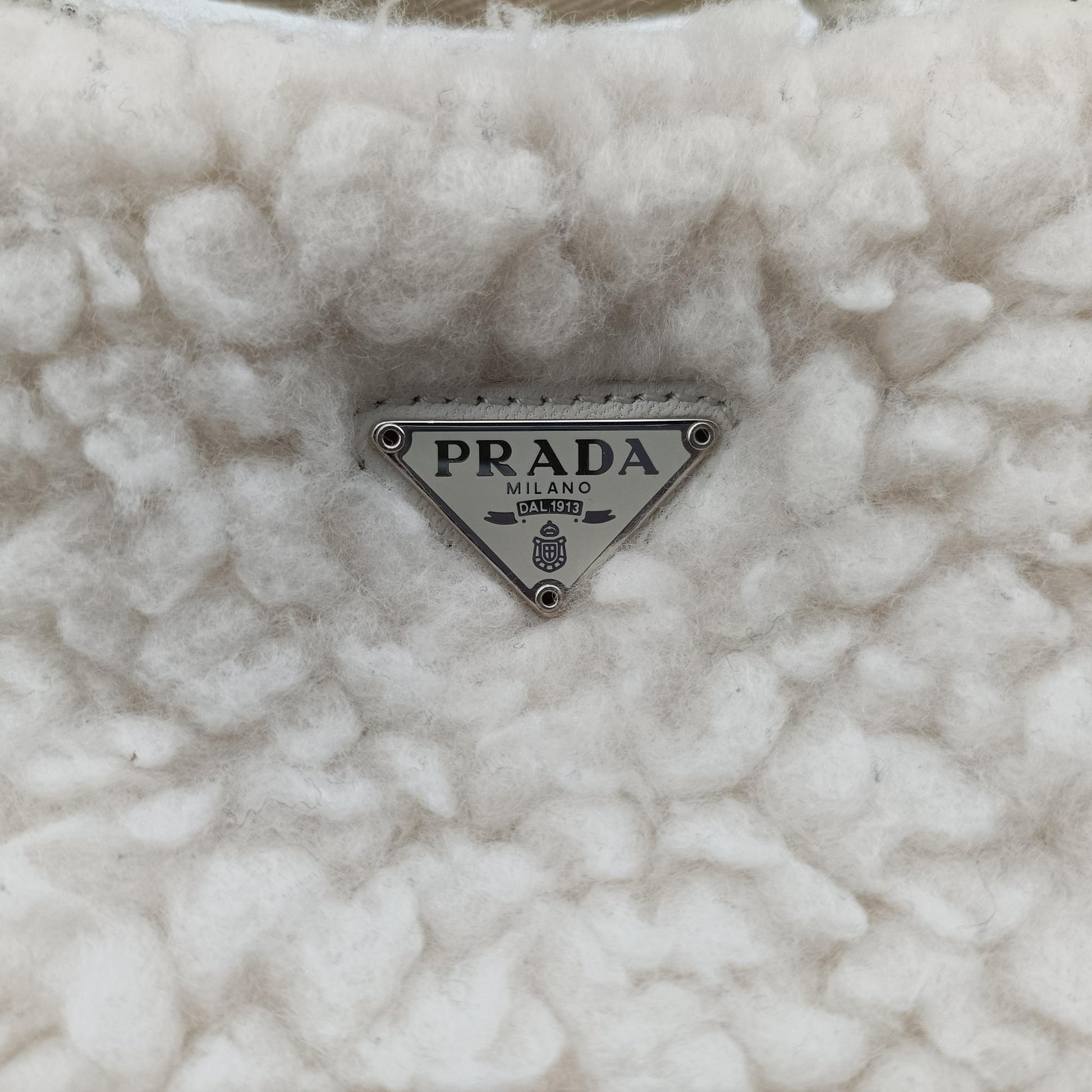 Re-Edition 2000 White Sheep Fur × Nylon Trims 1NE515 31/A3リエディション 2000 ホワイト シープファー × テスート 1NE515 31/A3