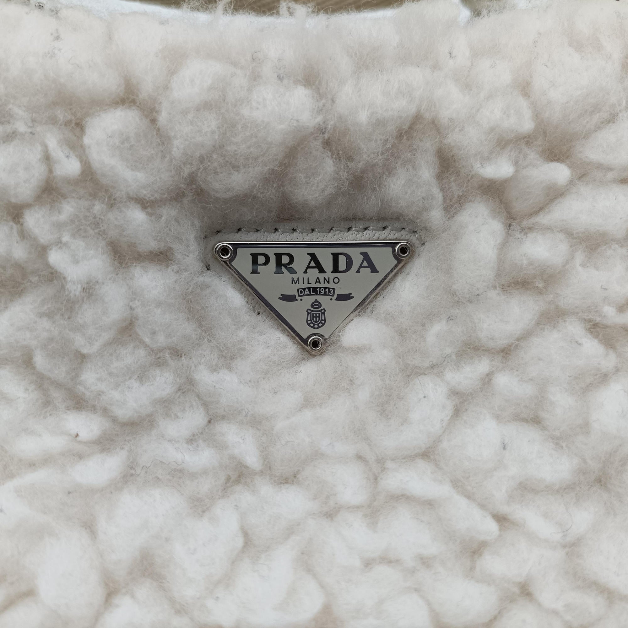 Re-Edition 2000 White Sheep Fur × Nylon Trims 1NE515 31/A3リエディション 2000 ホワイト シープファー × テスート 1NE515 31/A3