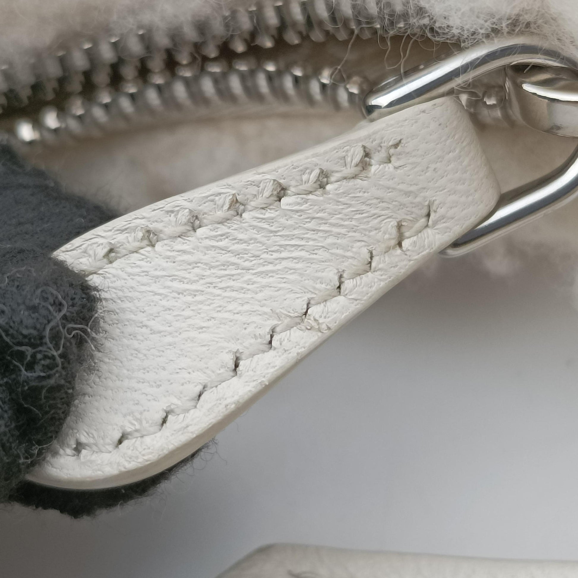 Re-Edition 2000 White Sheep Fur × Nylon Trims 1NE515 31/A3リエディション 2000 ホワイト シープファー × テスート 1NE515 31/A3