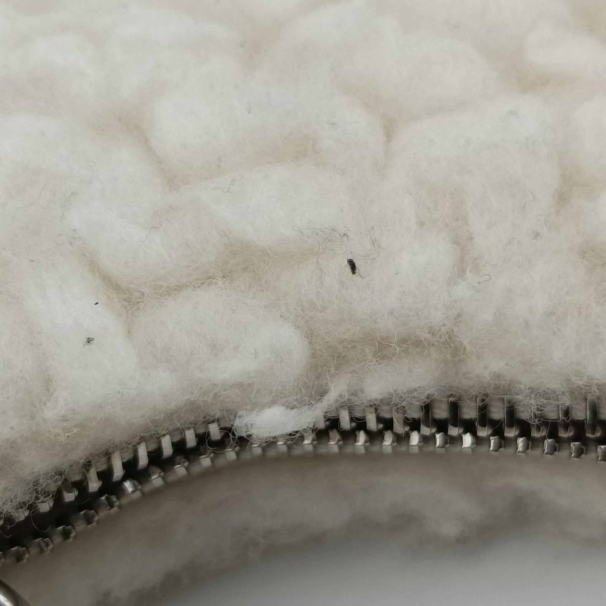 Re-Edition 2000 White Sheep Fur × Nylon Trims 1NE515 31/A3リエディション 2000 ホワイト シープファー × テスート 1NE515 31/A3