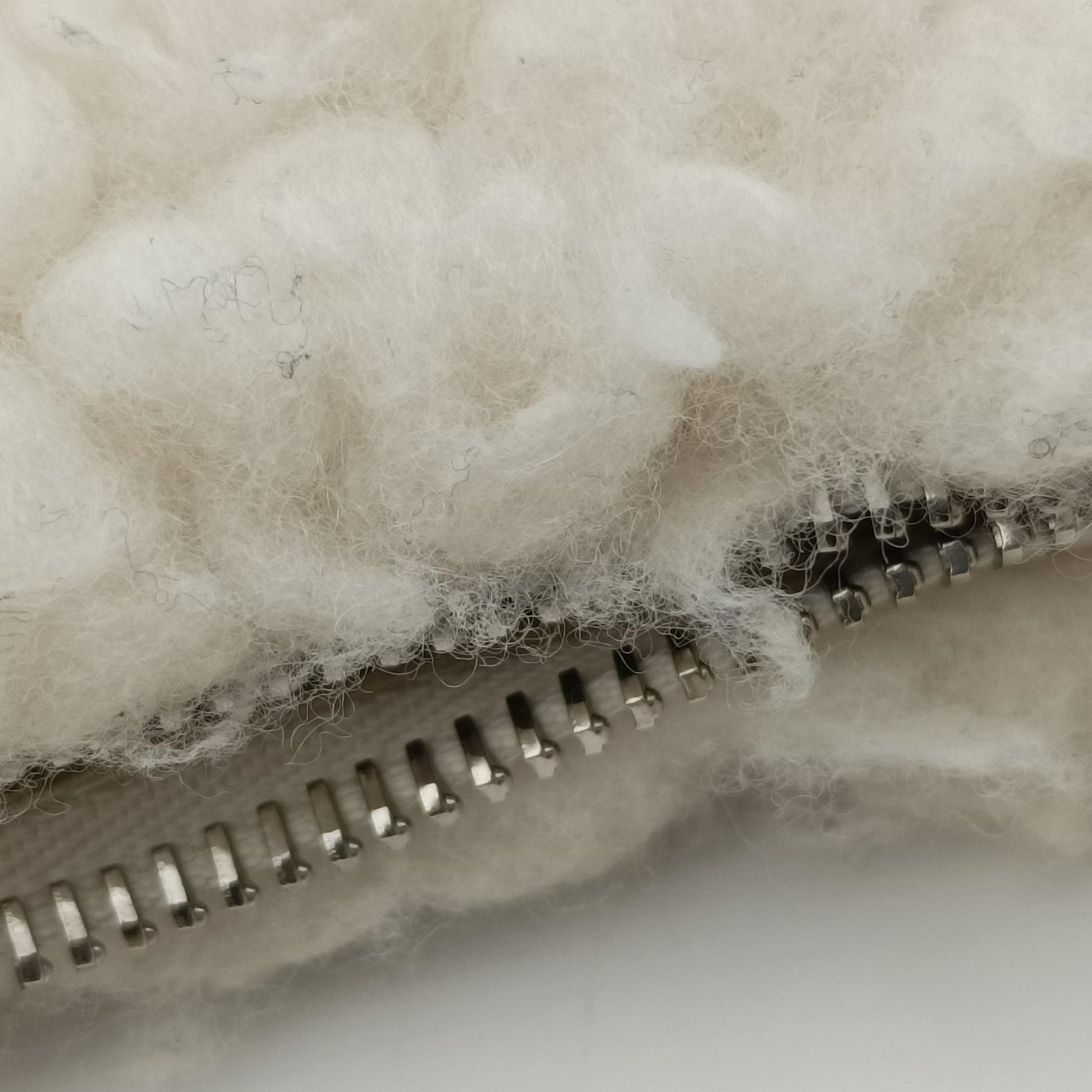 Re-Edition 2000 White Sheep Fur × Nylon Trims 1NE515 31/A3リエディション 2000 ホワイト シープファー × テスート 1NE515 31/A3