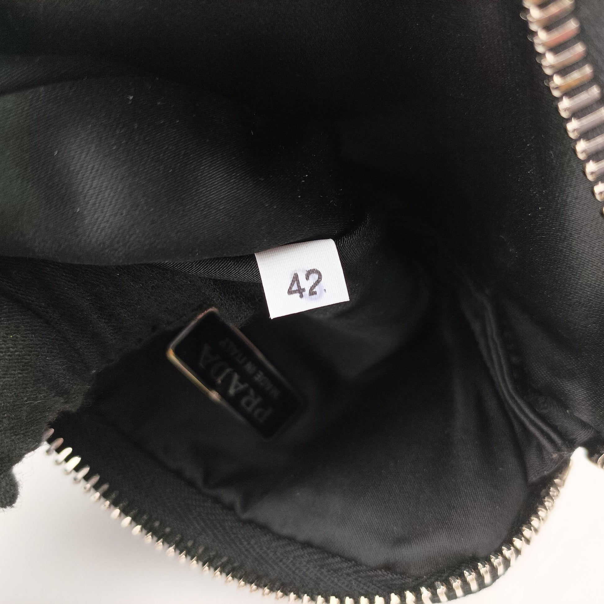 Triangle Crystal Black Leather 1NR015 42トライアングル ブラック レザー 1NR015 42