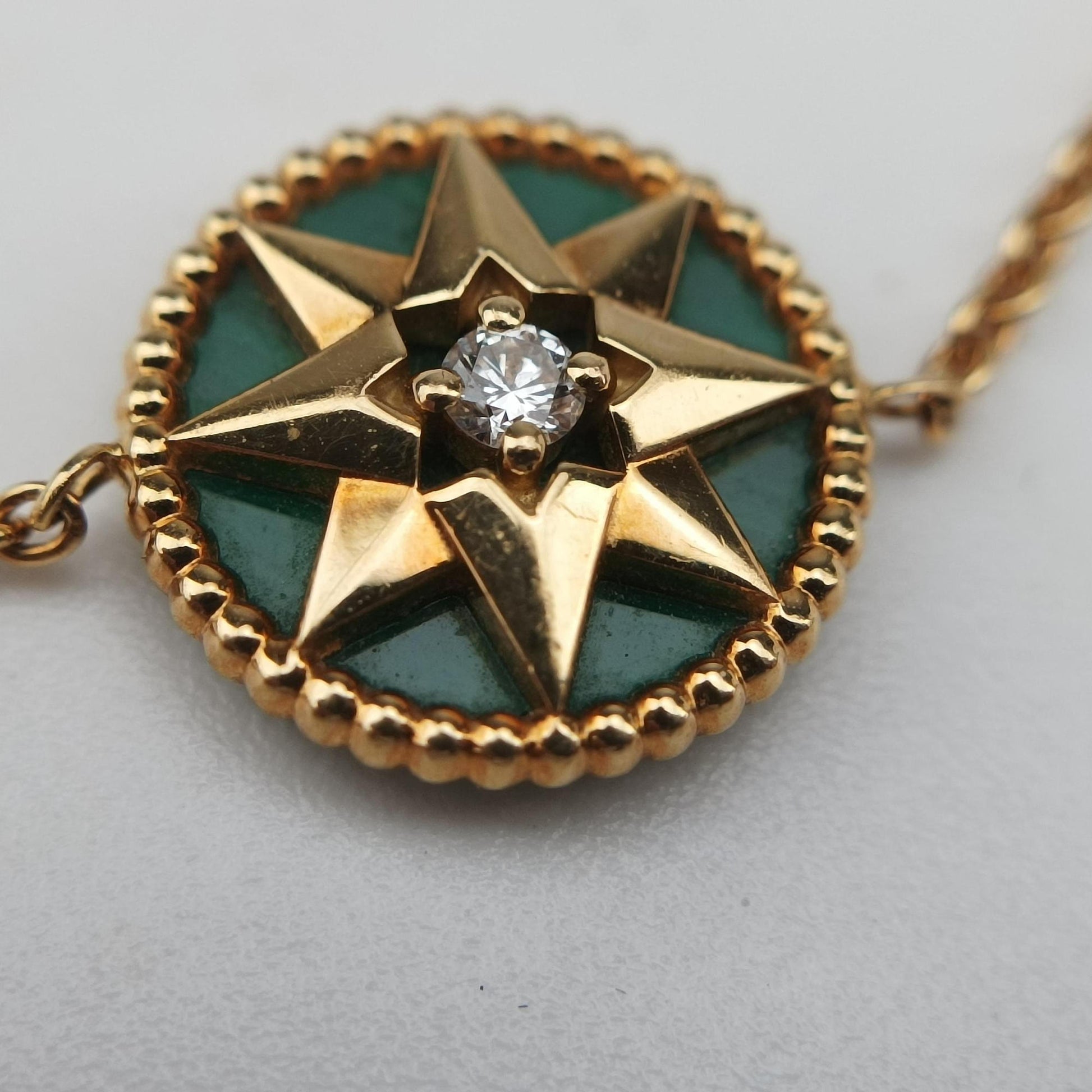 Rose des Vents medallion　 Black×Yellowgolden AU750 255630ローズデヴァン メダリオン ブラック×イェローゴールド AU750 255630