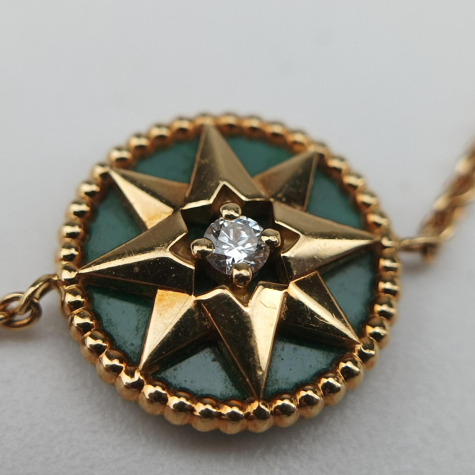Rose des Vents medallion　 Black×Yellowgolden AU750 255630ローズデヴァン メダリオン ブラック×イェローゴールド AU750 255630