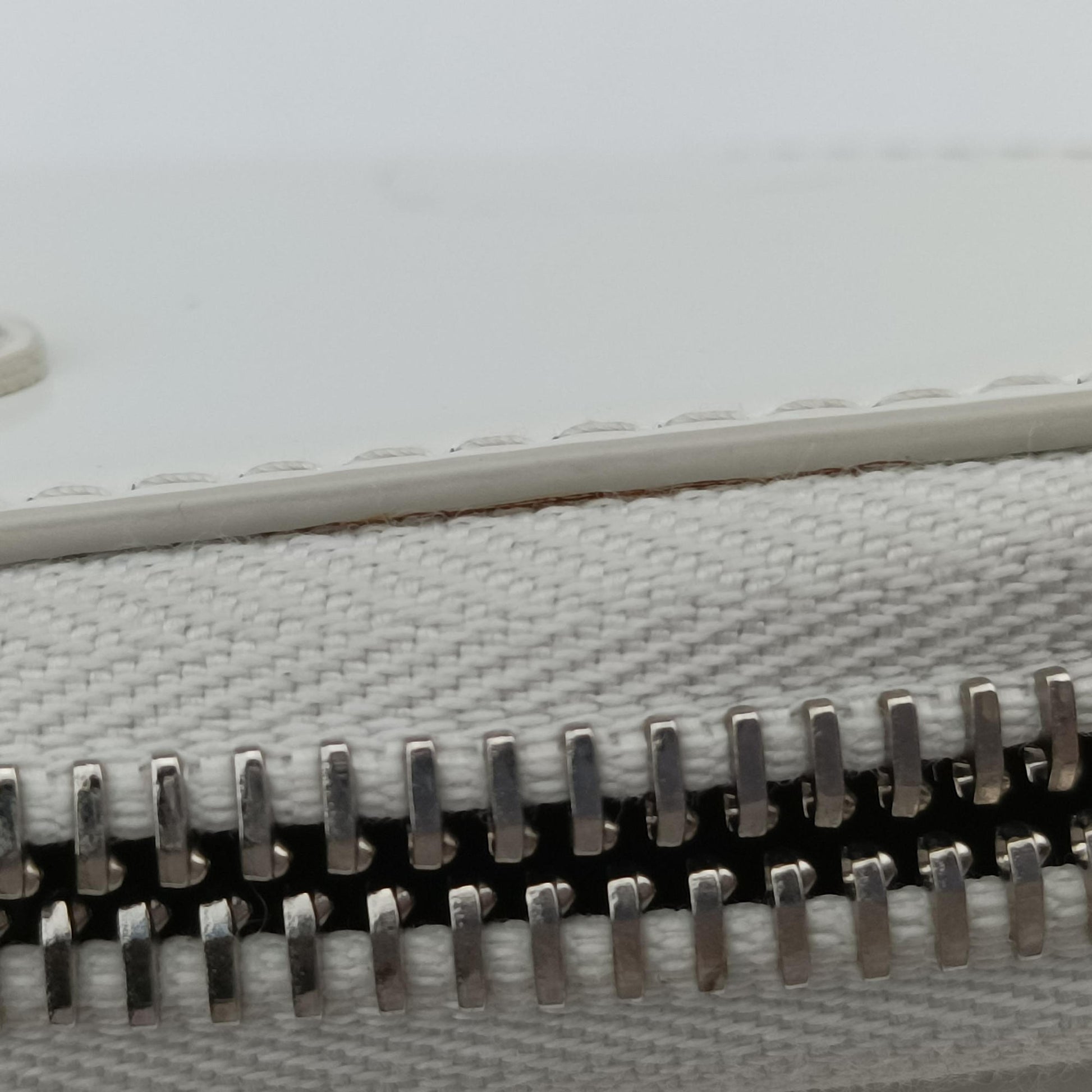 Triangle Chain Pouch White Leather 230-Aトライアングル チェーン ポーチ ホワイト レザー 230-A