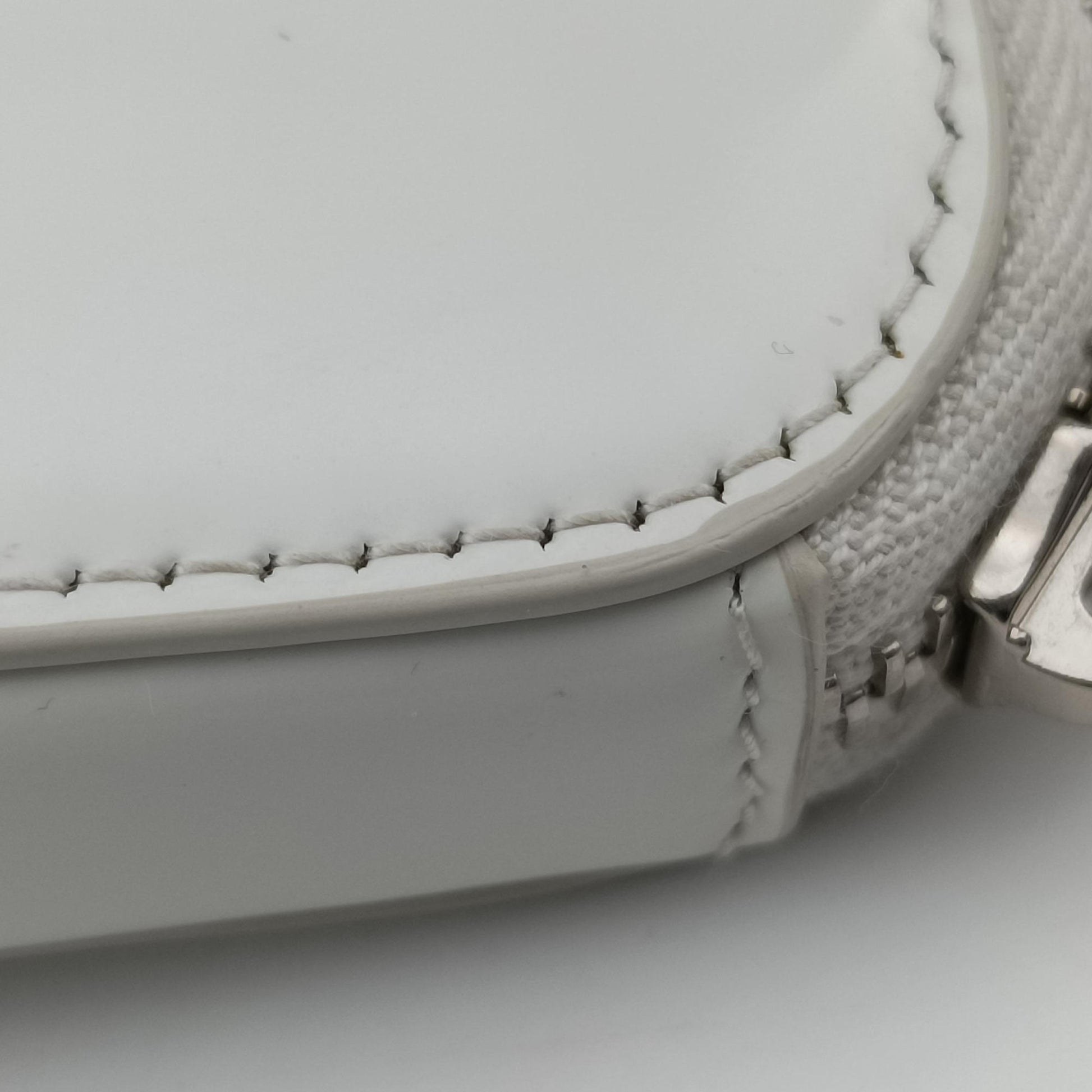 Triangle Chain Pouch White Leather 230-Aトライアングル チェーン ポーチ ホワイト レザー 230-A
