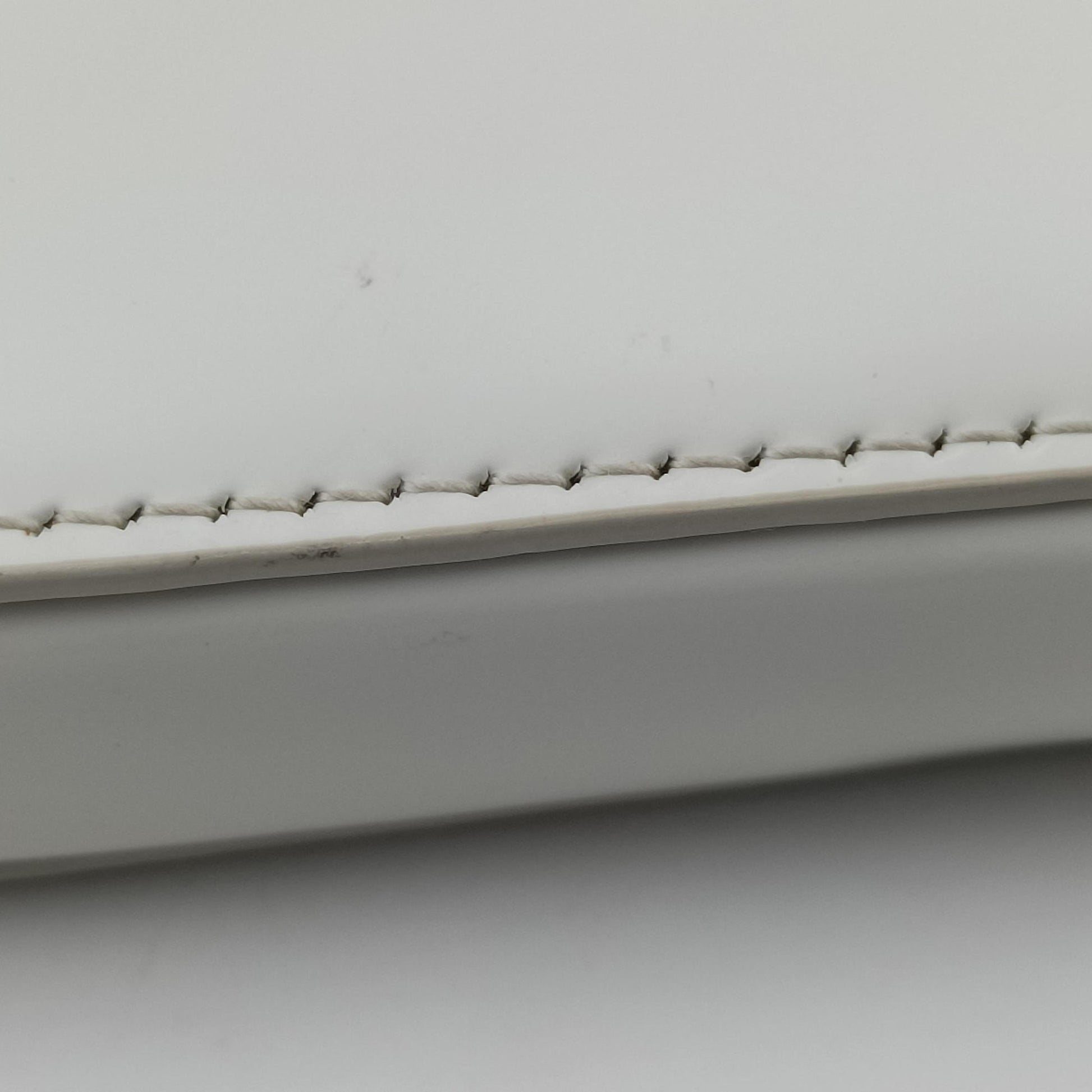 Triangle Chain Pouch White Leather 230-Aトライアングル チェーン ポーチ ホワイト レザー 230-A