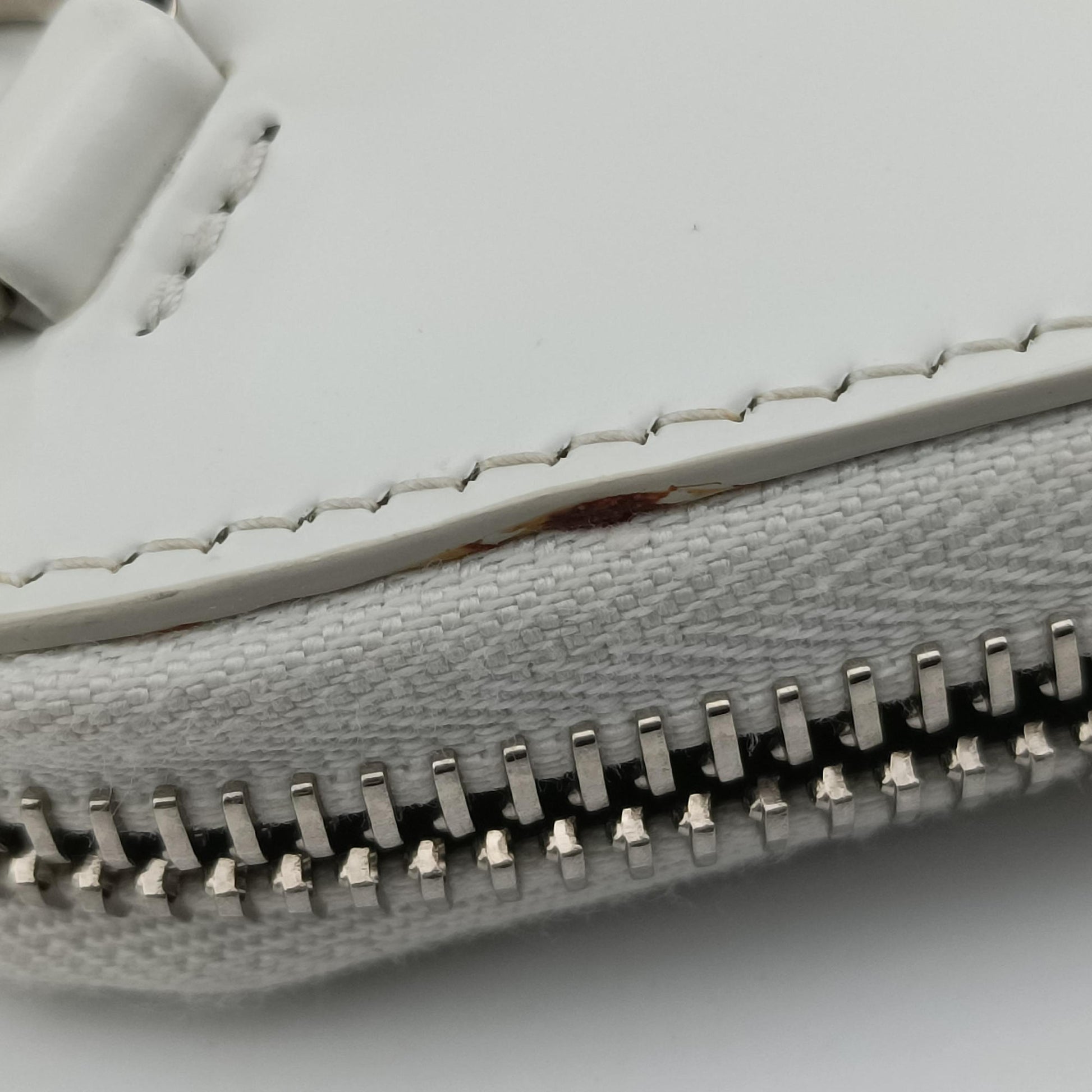 Triangle Chain Pouch White Leather 230-Aトライアングル チェーン ポーチ ホワイト レザー 230-A