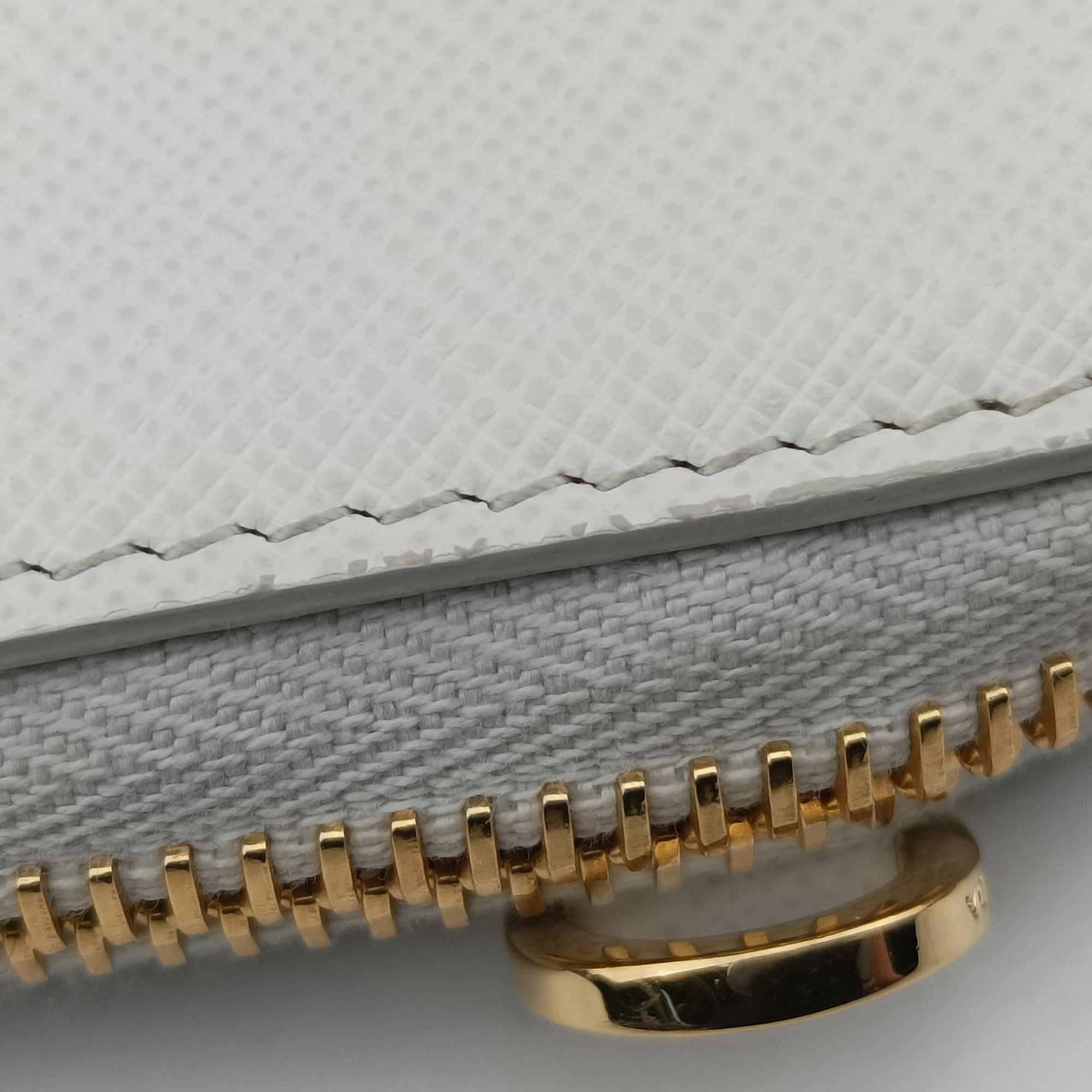 Triangle White Fur×SAFFIANO Leather 1NR015 62トライアングル ホワイト ファー×サフィアーノレザー 1NR015 62