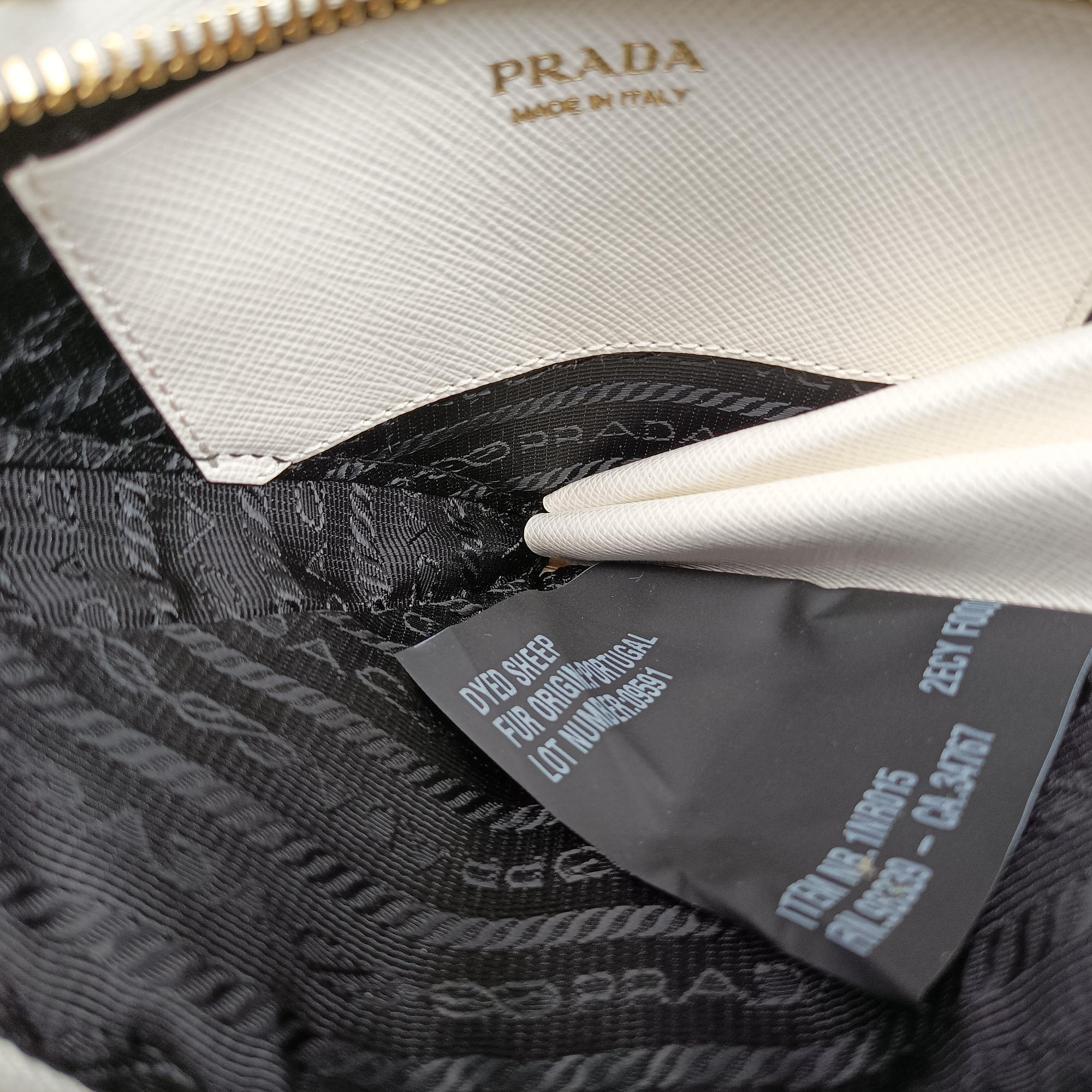 Triangle White Fur×SAFFIANO Leather 1NR015 62トライアングル ホワイト ファー×サフィアーノレザー 1NR015 62