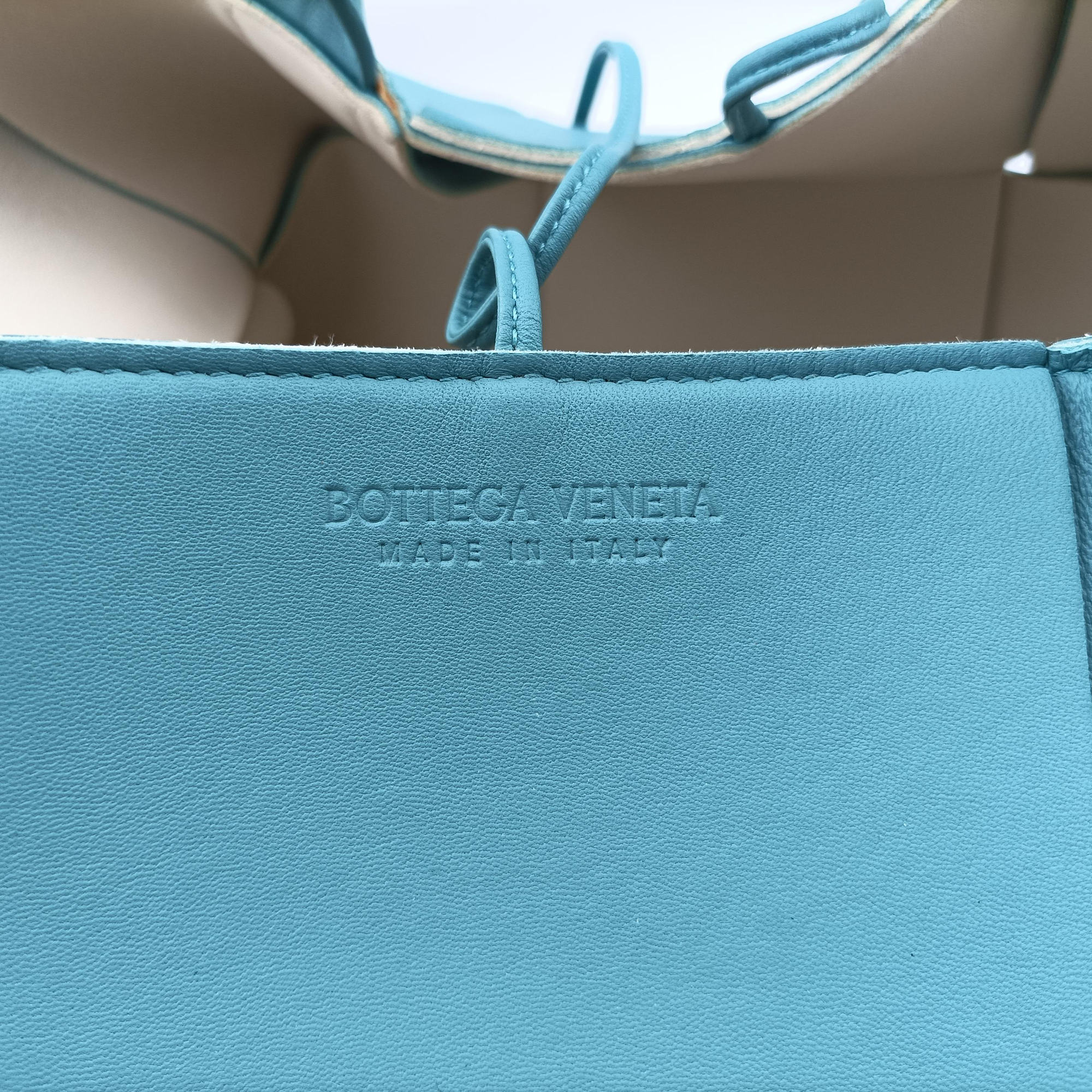 THE ARCO Tote Blue lambskin B09060949Eミディアム ザ アルコ トート ブルー ラムスキン B09060949E
