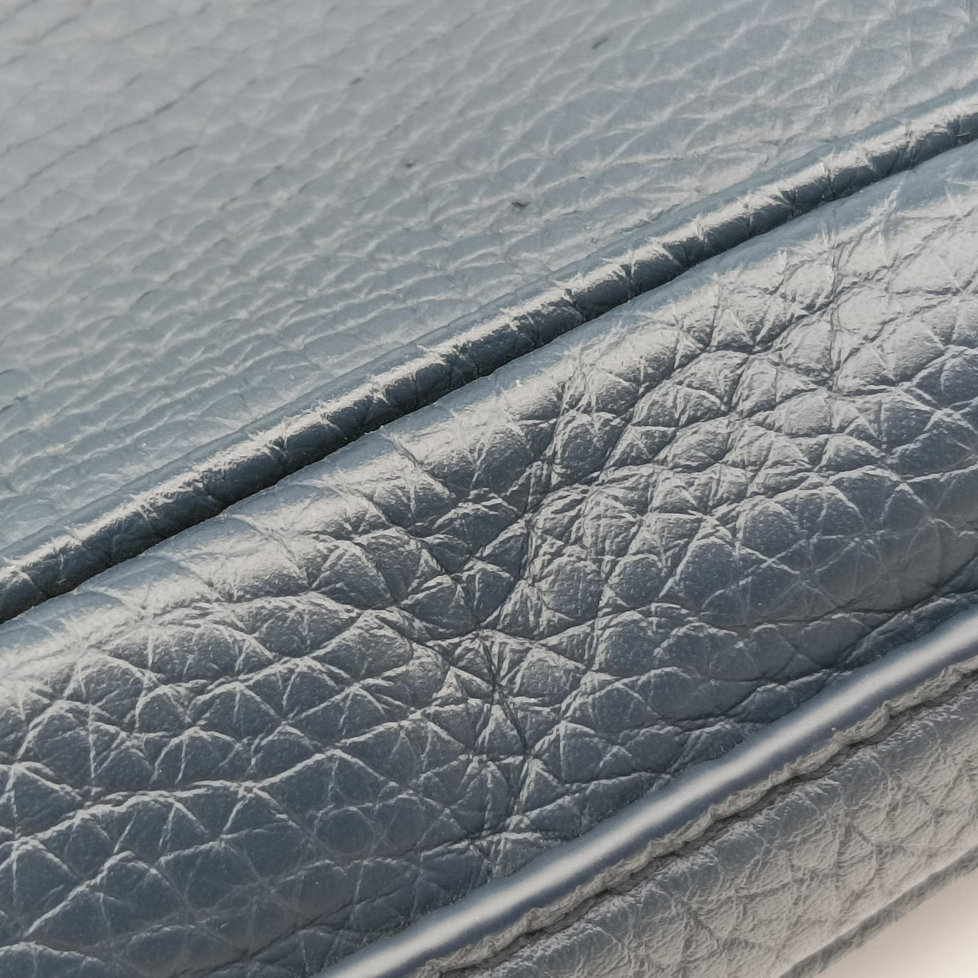 Armand Briefcase MM NAVY Taurillon leather M54380 UB2159アルマンド ブリーフケース MM ネイビー トリヨンレザー M54380 UB2159